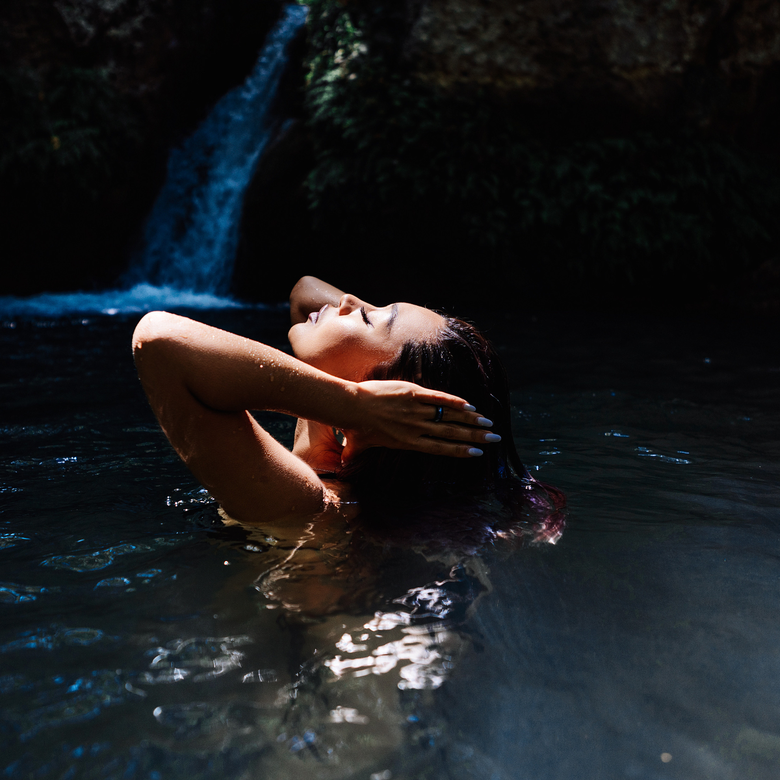 Видео. Женский сексуальный фотограф в Анталии, Турции Надин Оздемир