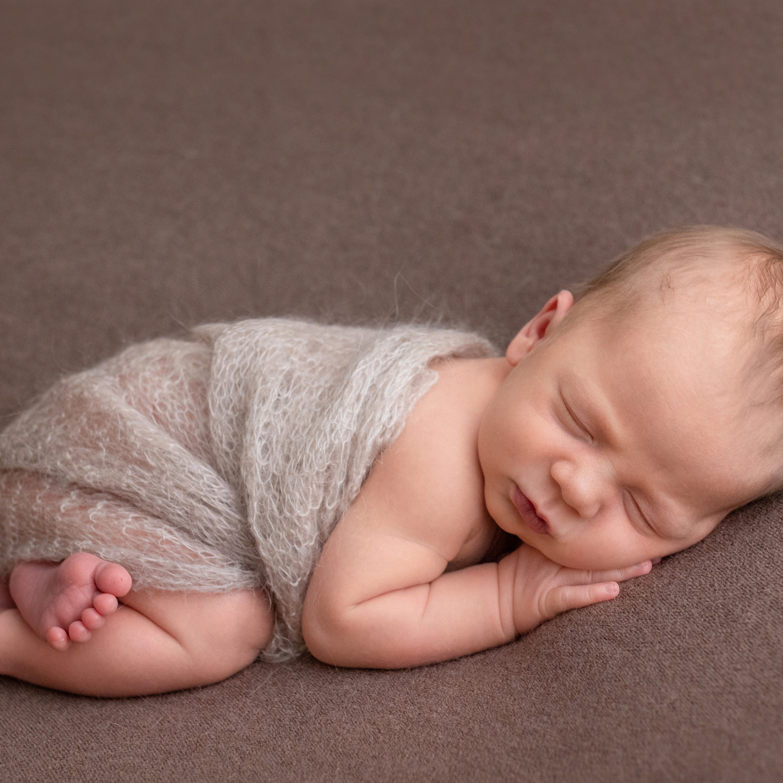 новорожденный лежа на животике