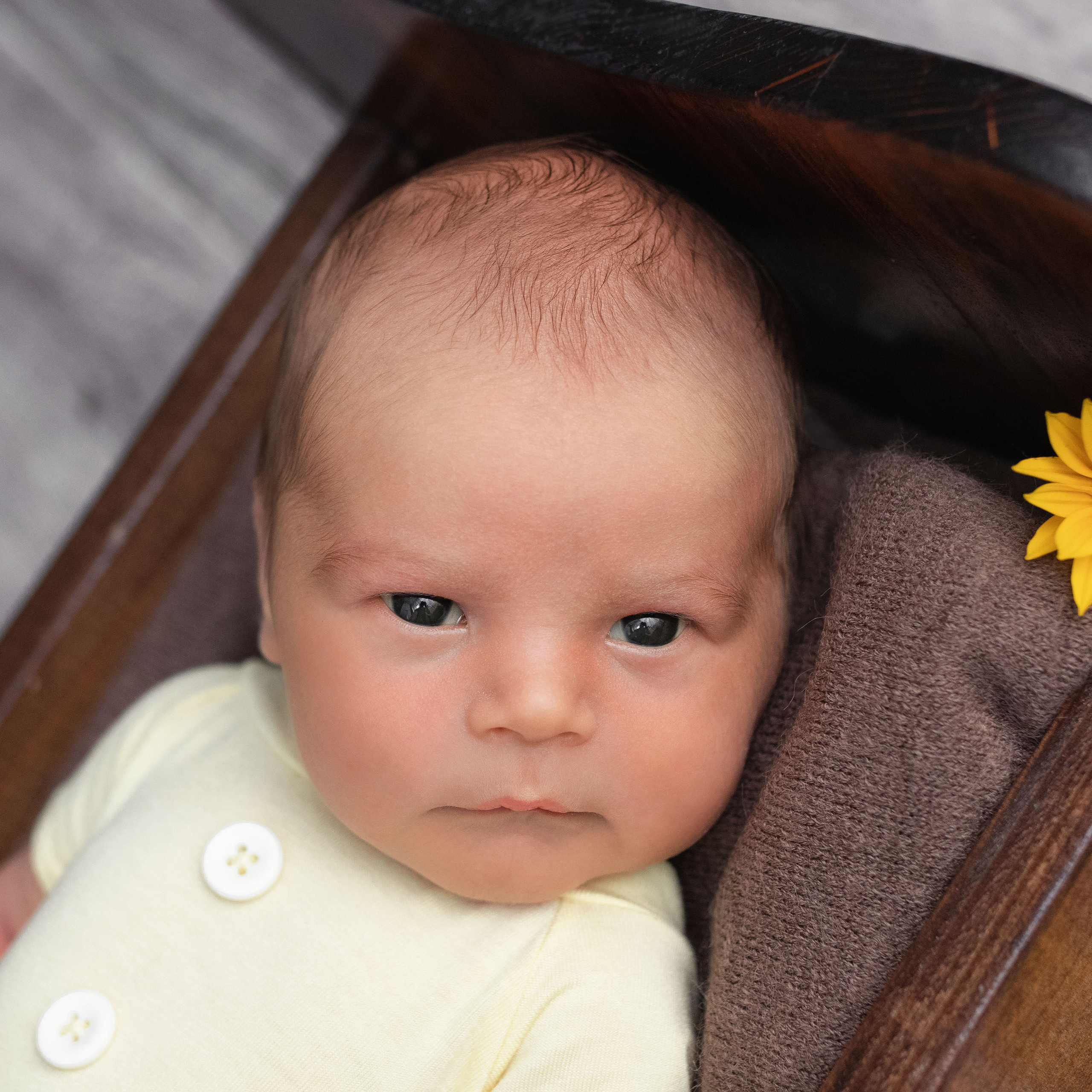 новорождённый в кроватке