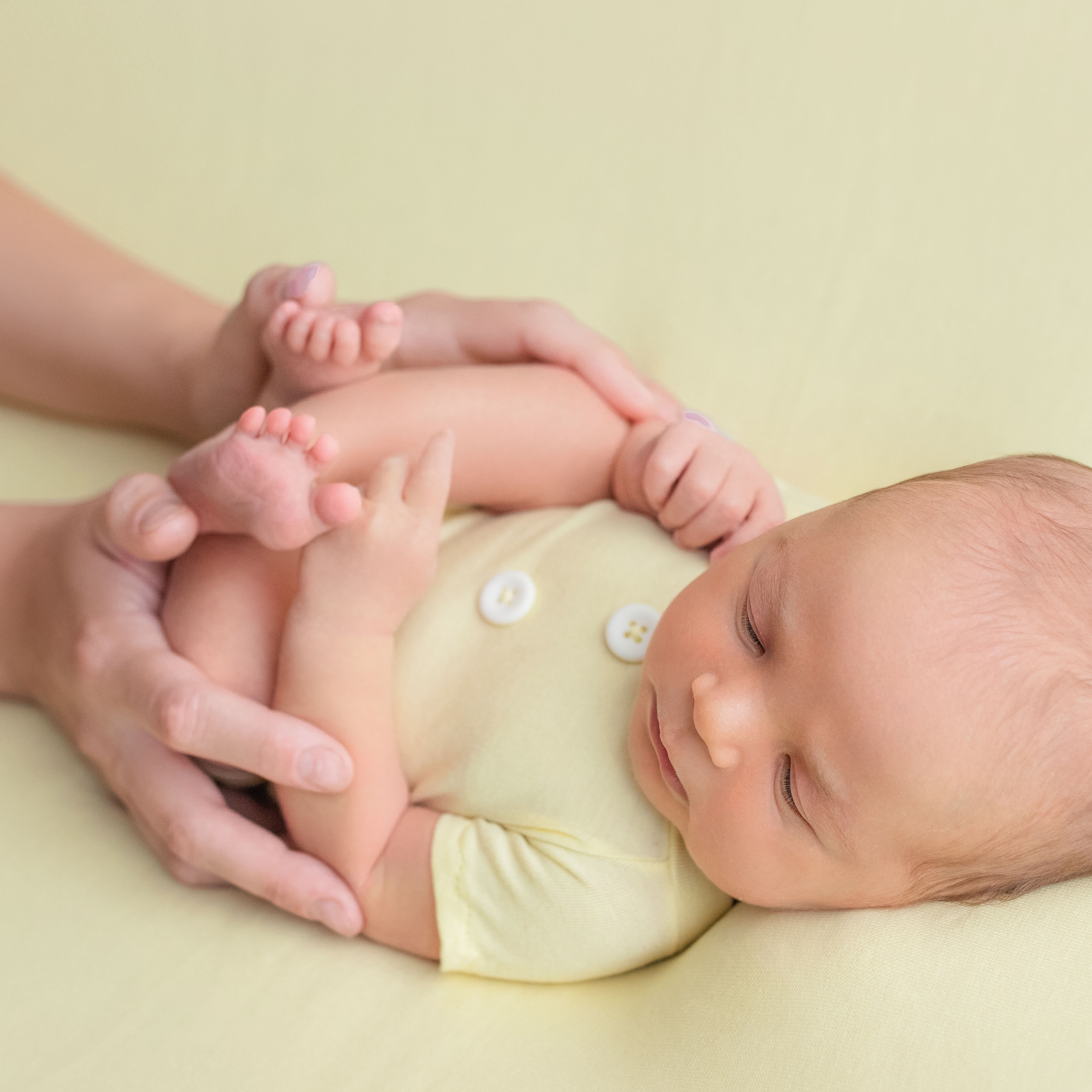 новорождённый в маминых руках