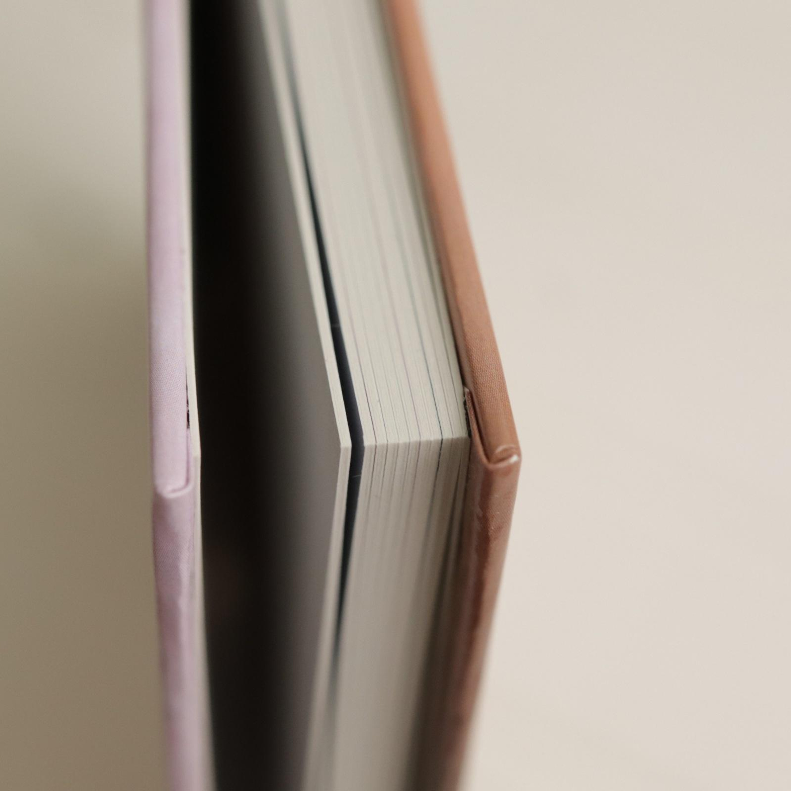 Фотокнига ROYAL в твердой обложке с очень плотными листами. Фотограф новорождённых Братск