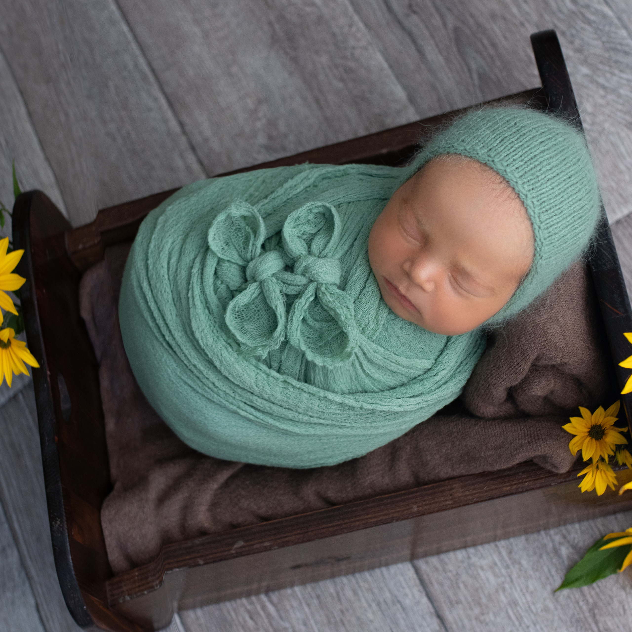 новорожденный в коконе 