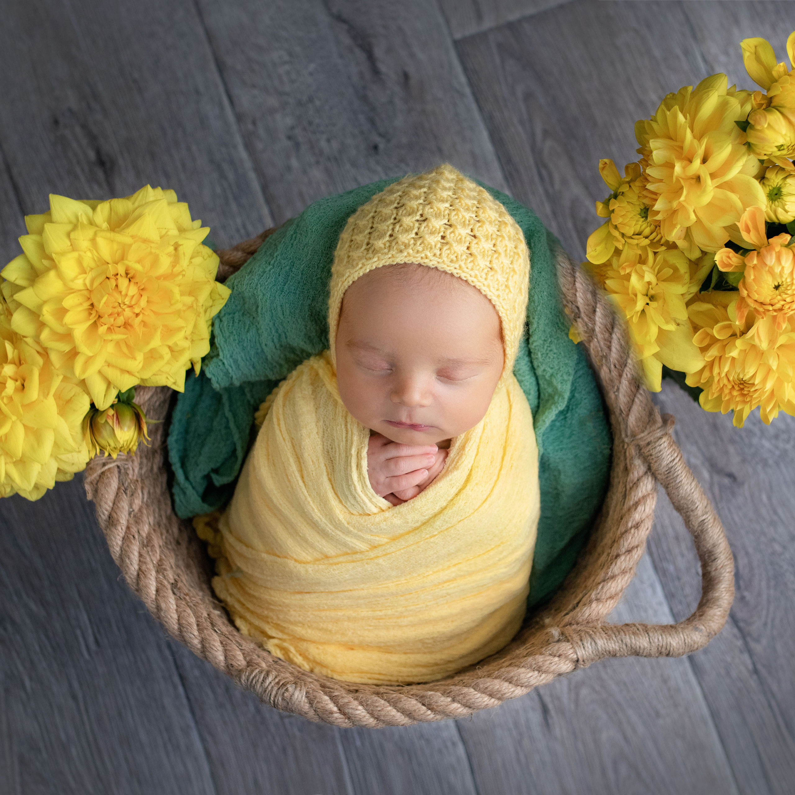 новорожденный в реквизите.