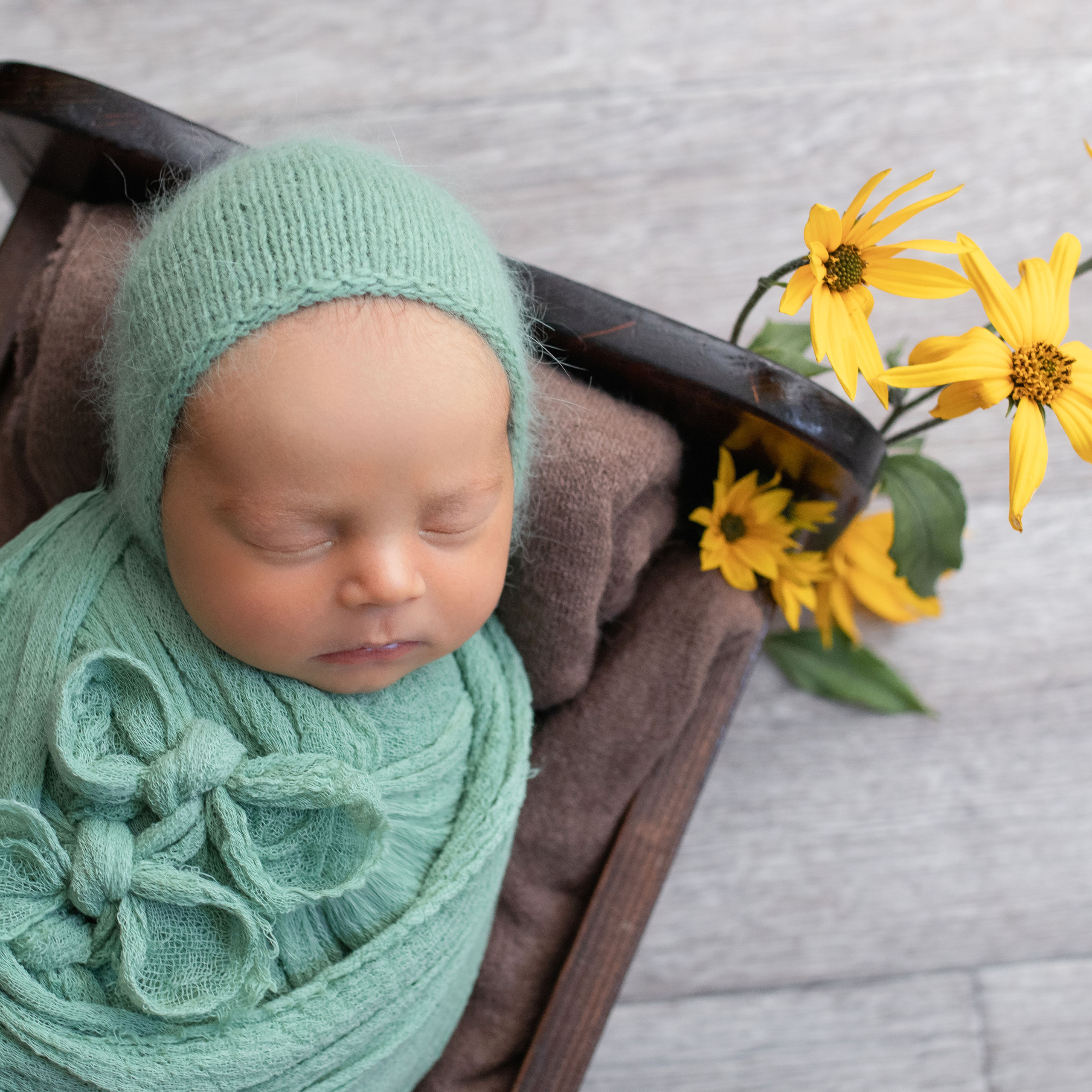 новорожденный в реквизите