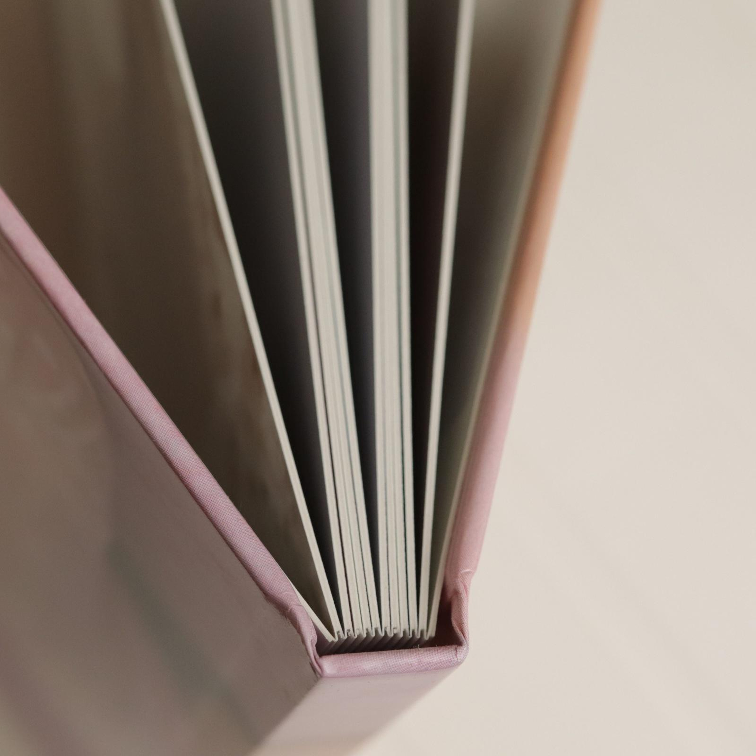 Фотокнига ROYAL в твердой обложке с очень плотными листами. Фотограф новорождённых Братск