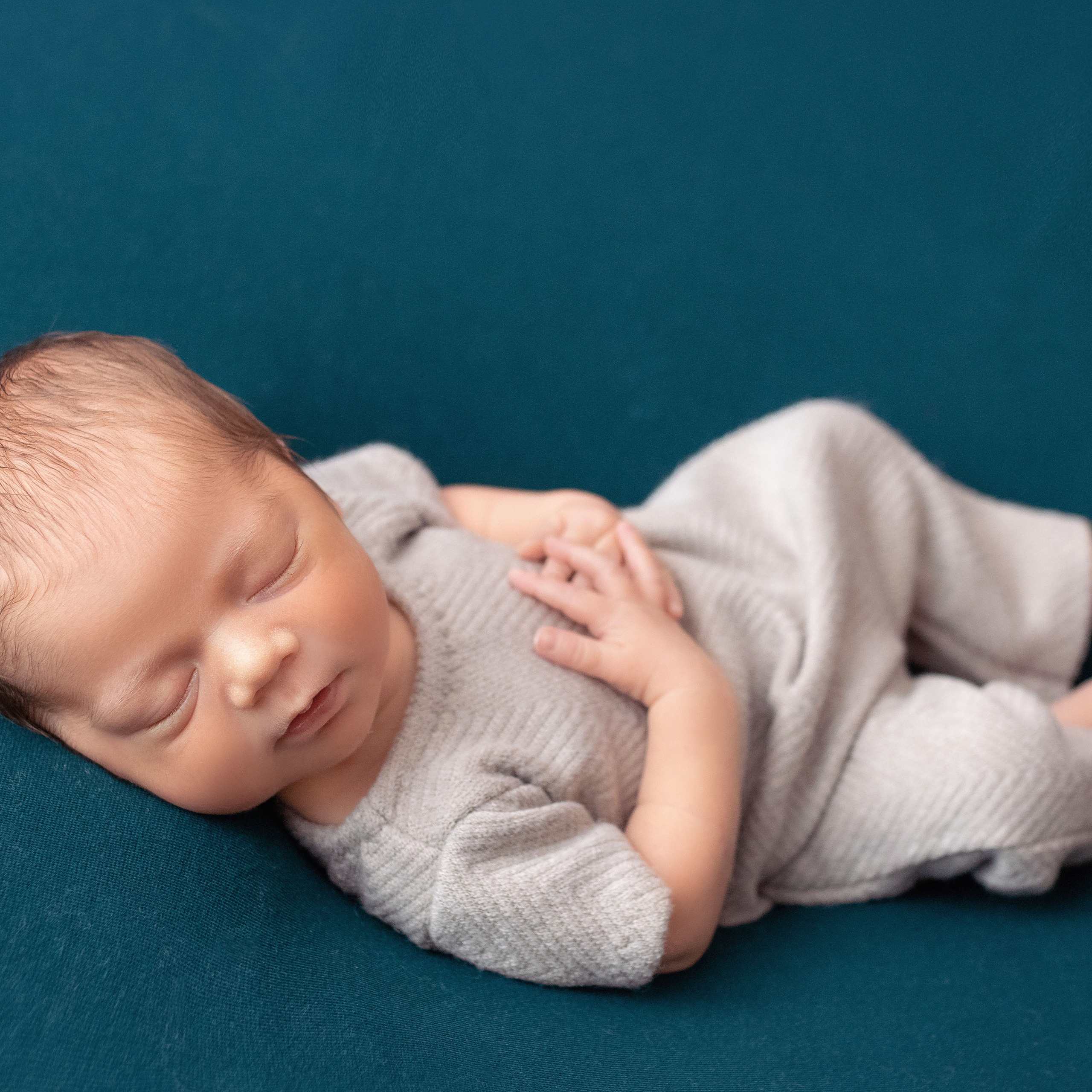 лёжа на спинке