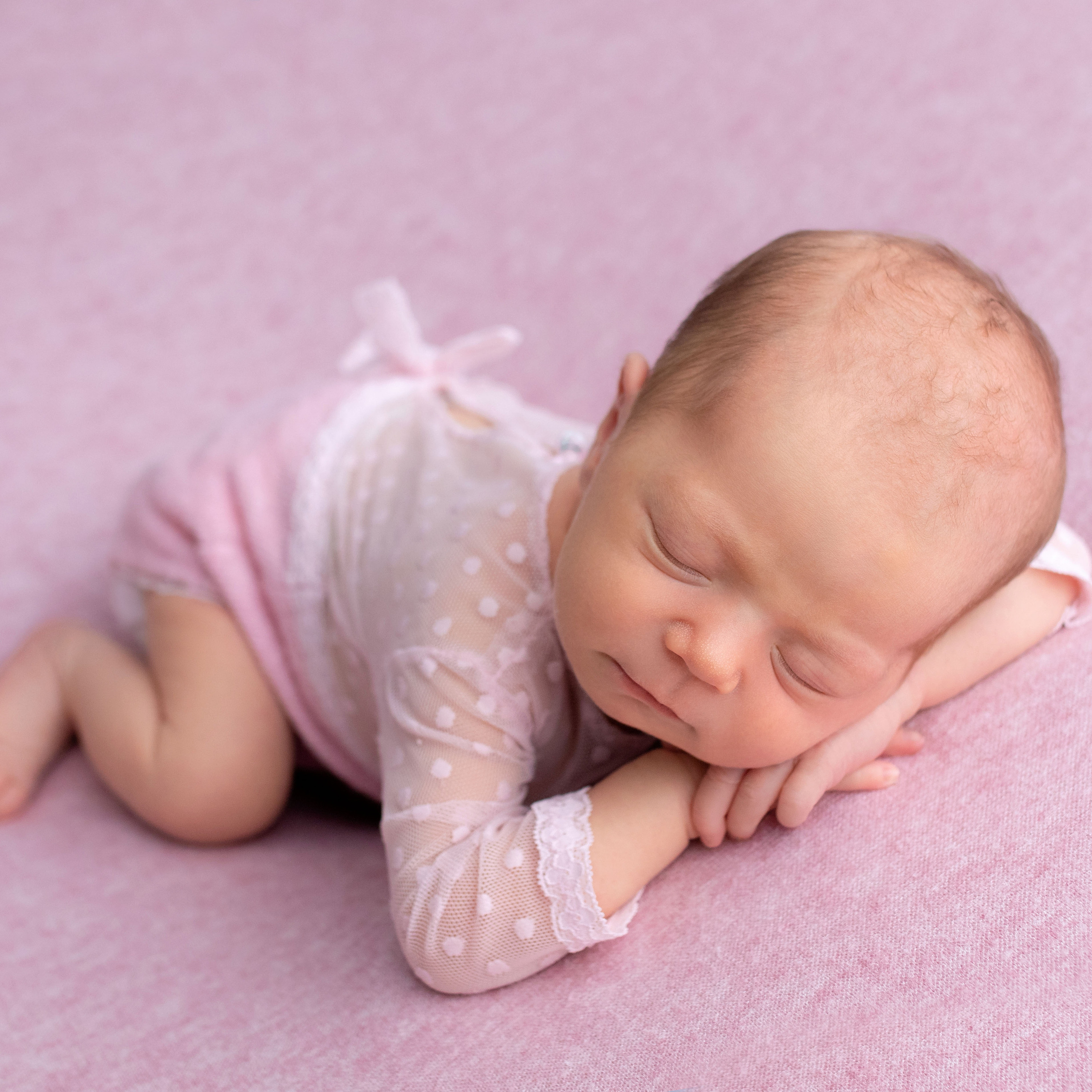 новорождённая девочка в розовом