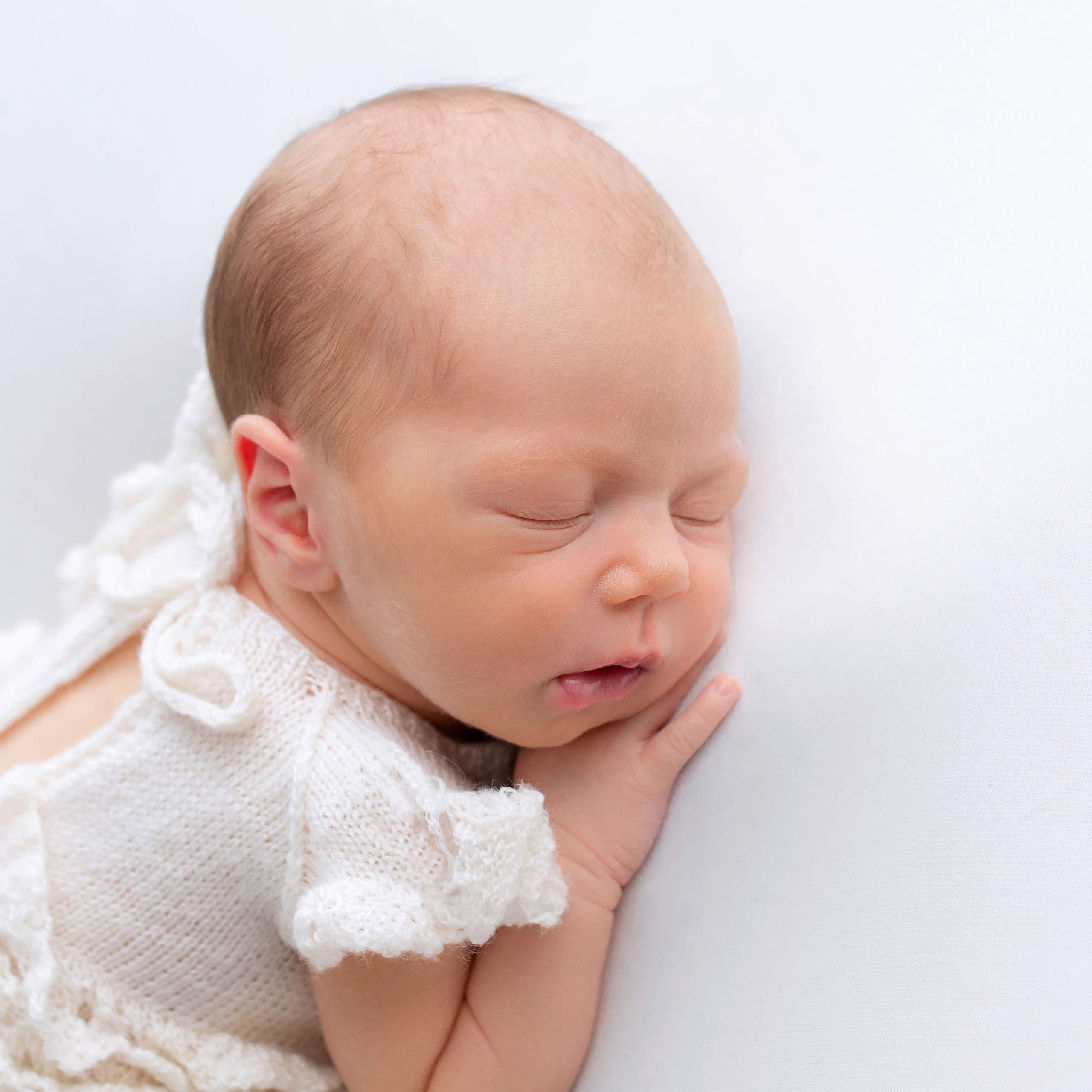 девочка на белом фоне