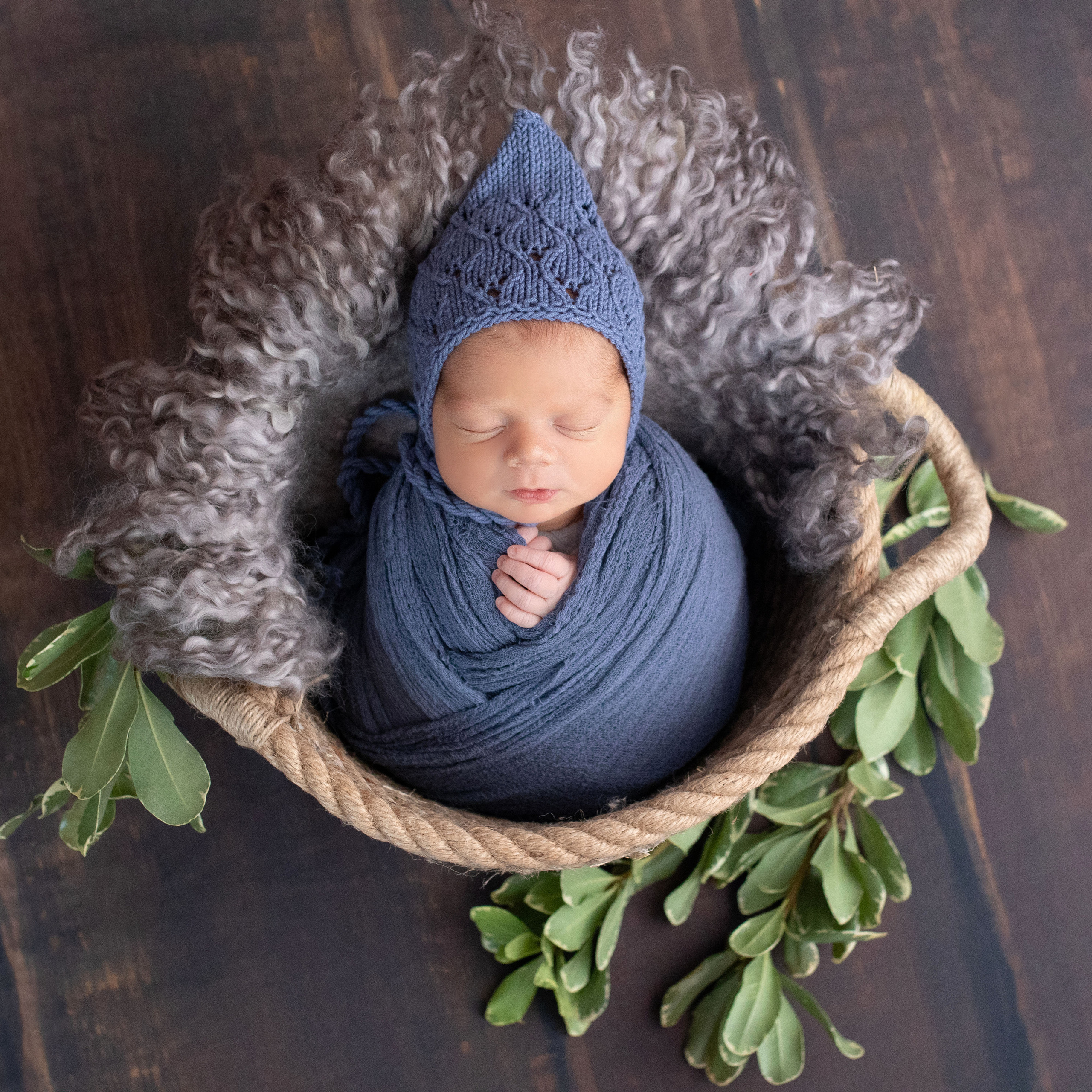 новорождённый в плетёной корзинке