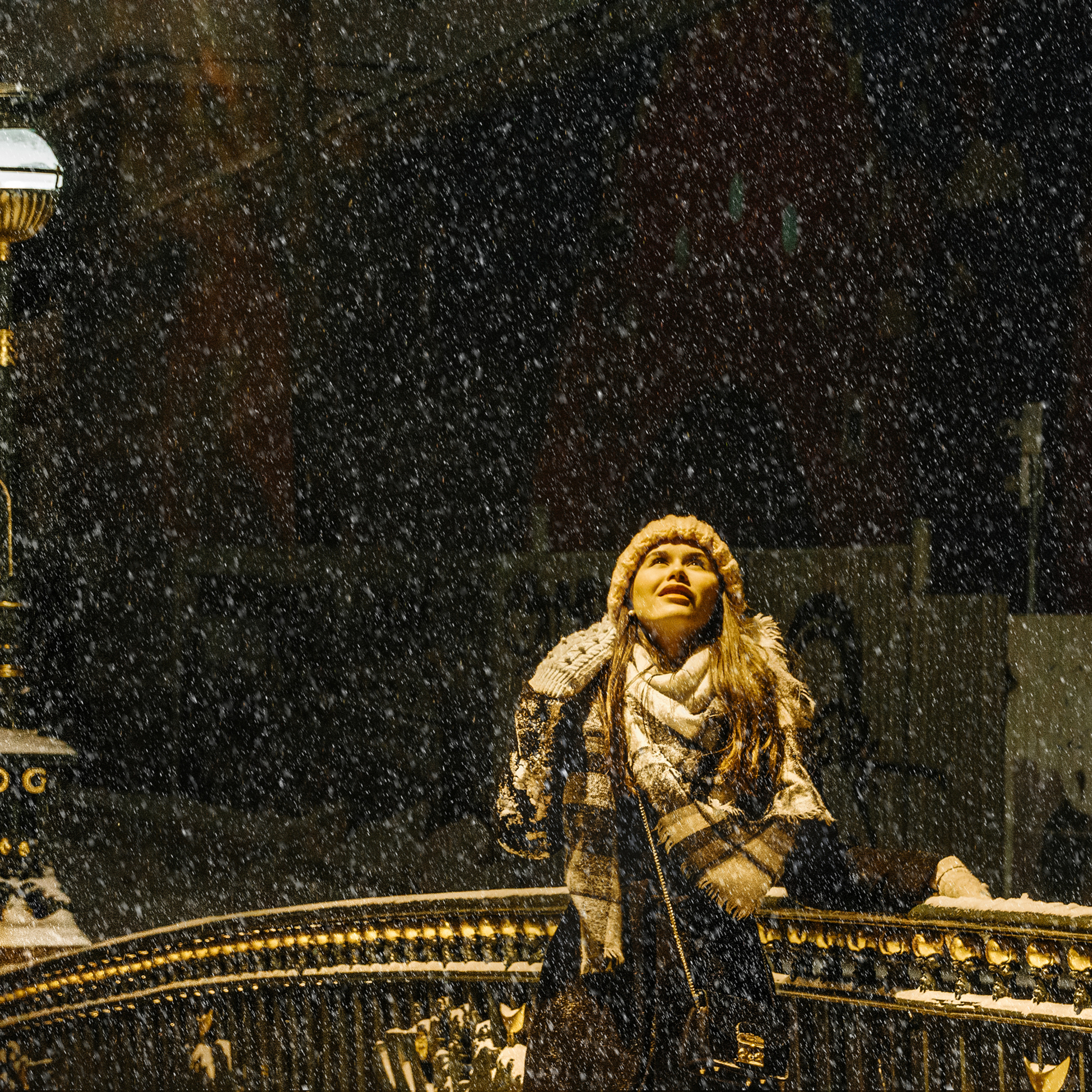 Одна в заснеженном городе.