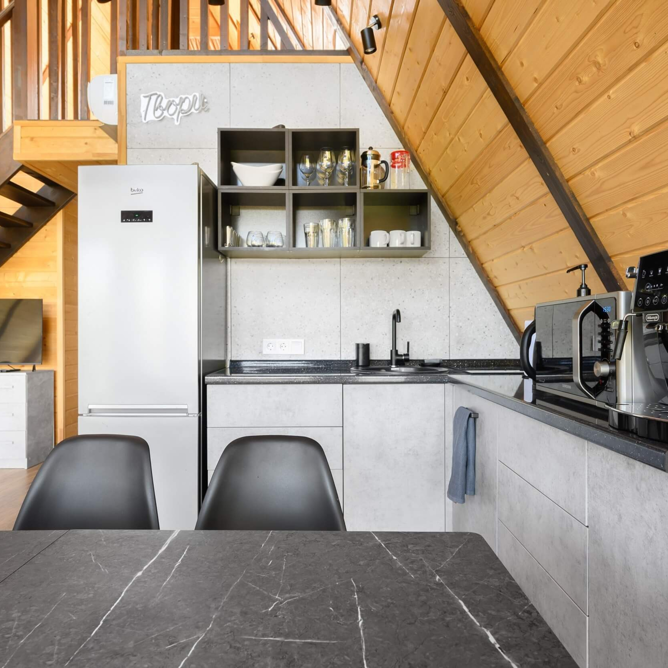 Треугольный коттедж на сутки с чаном, баней мангалом — заказать на 6 человек