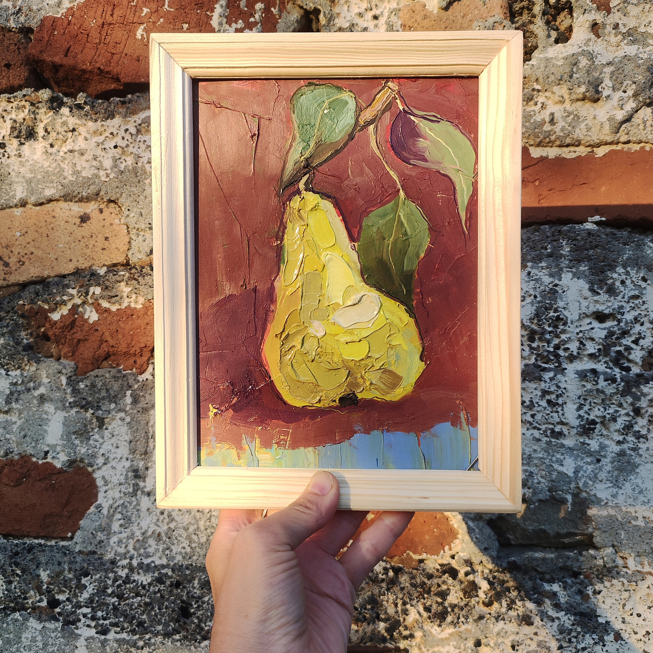 «Груша с листьями». Масло на картоне. 15×20 см. Без оформления. Галерея авторских картин художницы Бельмесовой Евгении