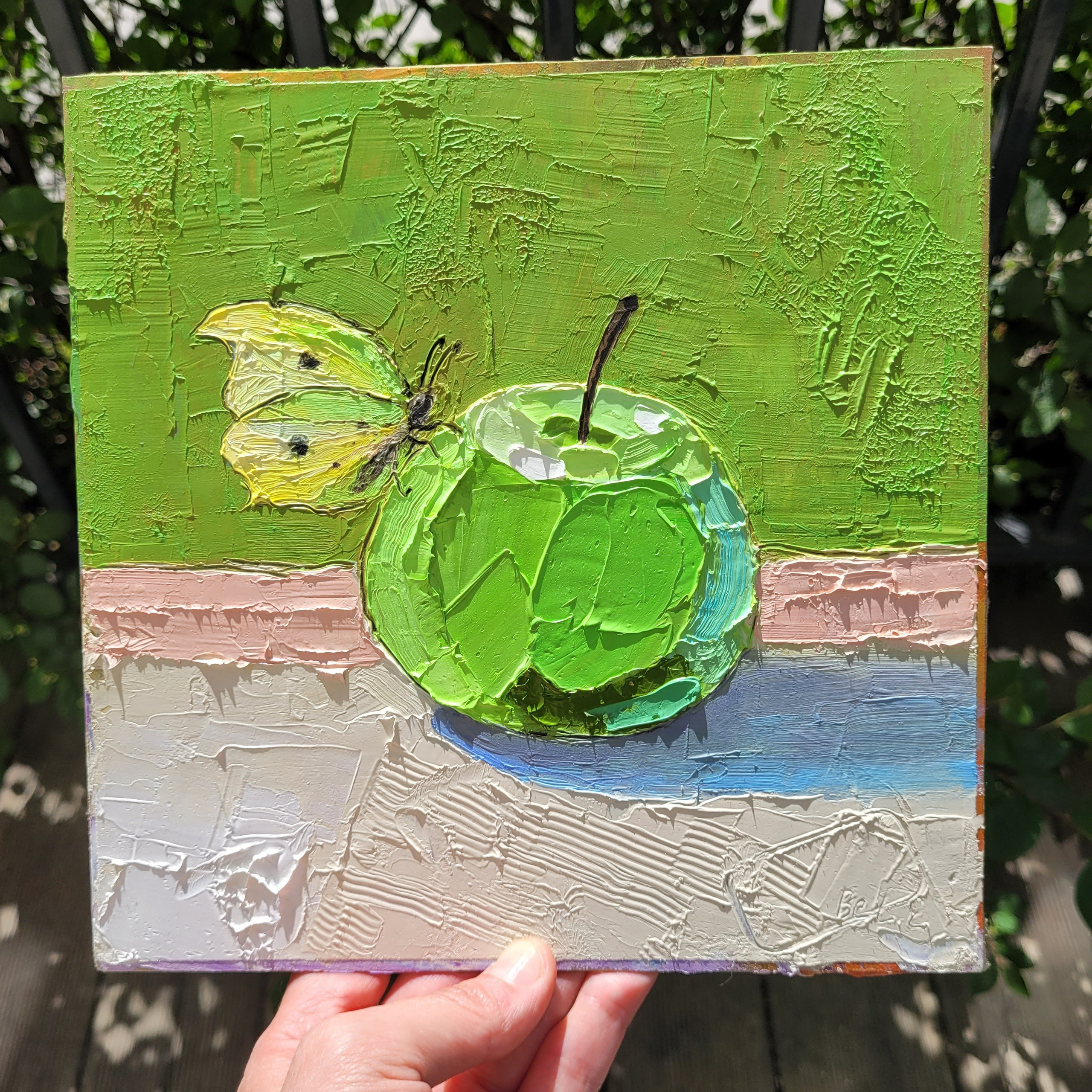 «Яблочко и бабочка», масло на картоне. 20×20 см. 5000р. Галерея авторских картин художницы Бельмесовой Евгении