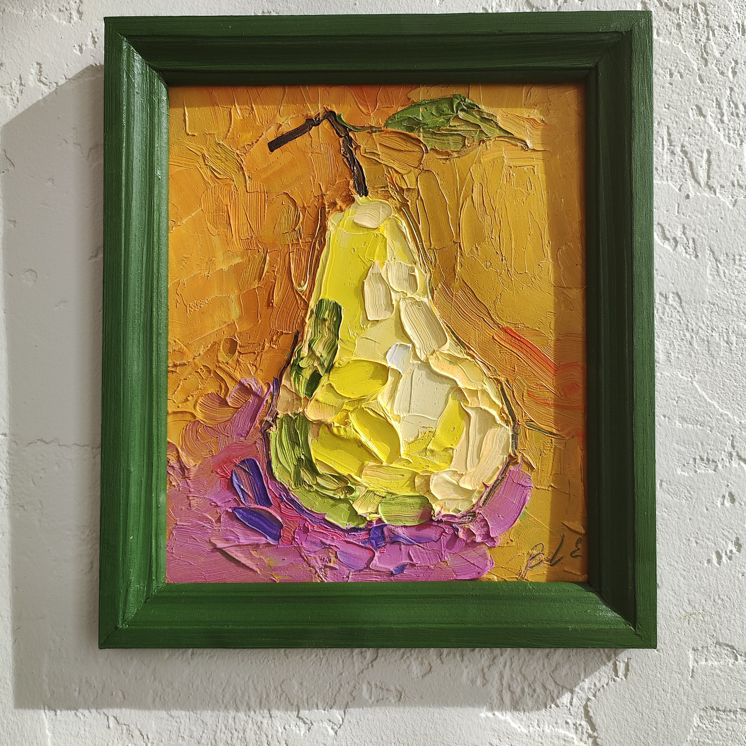 «Груша на оранжевом фоне».