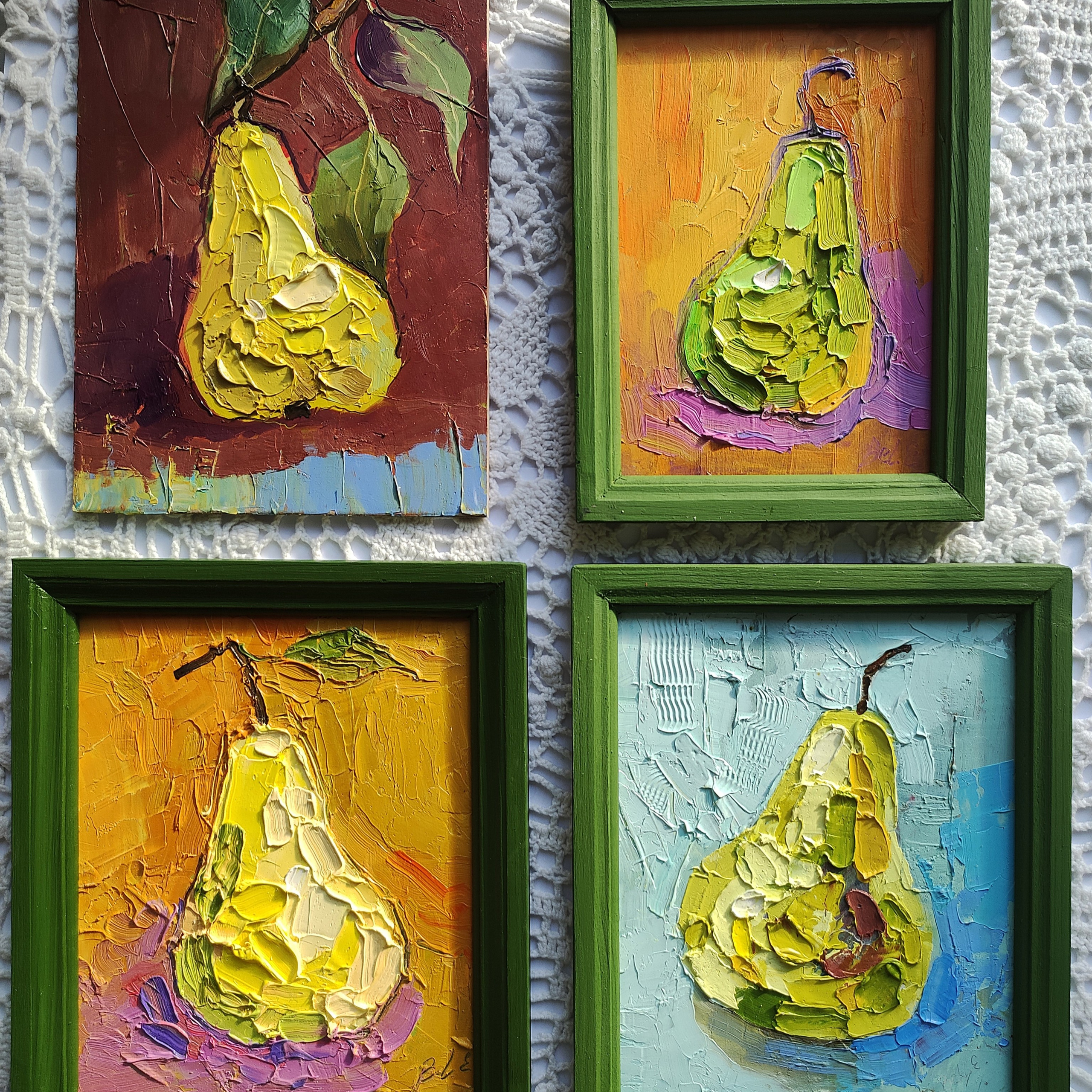 «Груша с листьями». Масло на картоне. 15×20 см. Без оформления. Галерея авторских картин художницы Бельмесовой Евгении