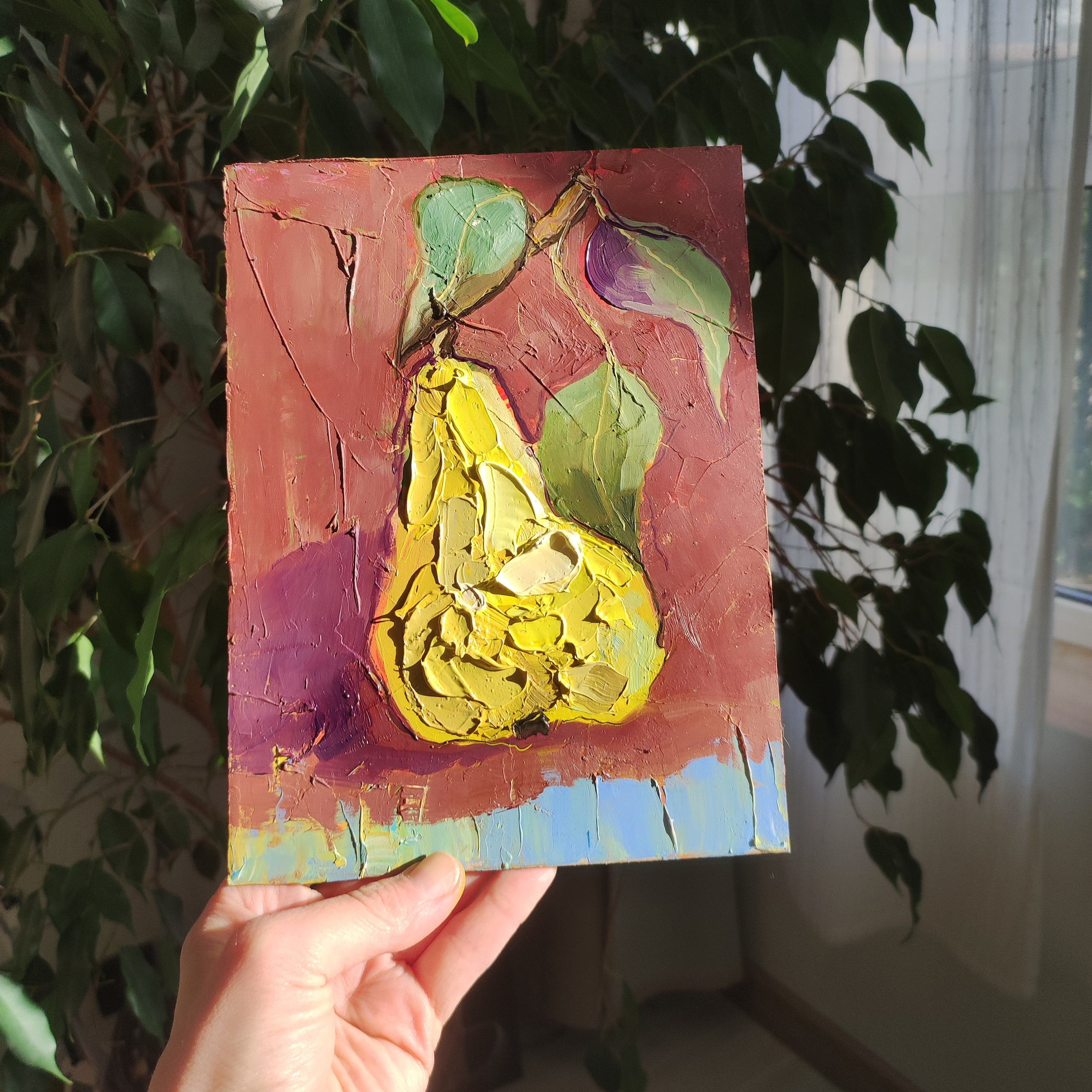 «Груша с листьями». Масло на картоне. 15×20 см. Без оформления. Галерея авторских картин художницы Бельмесовой Евгении