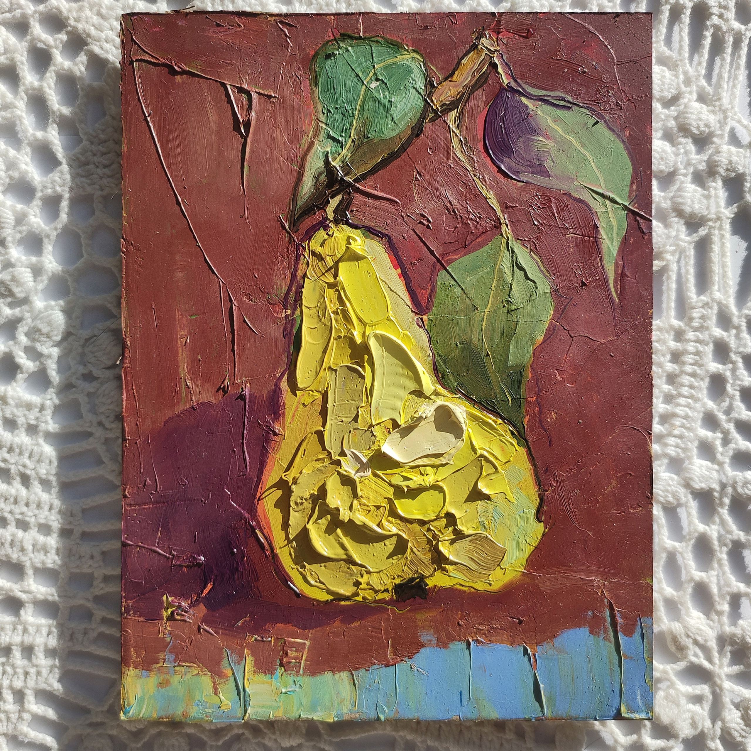 «Груша с листьями». Масло на картоне. 15×20 см. Без оформления. Галерея авторских картин художницы Бельмесовой Евгении