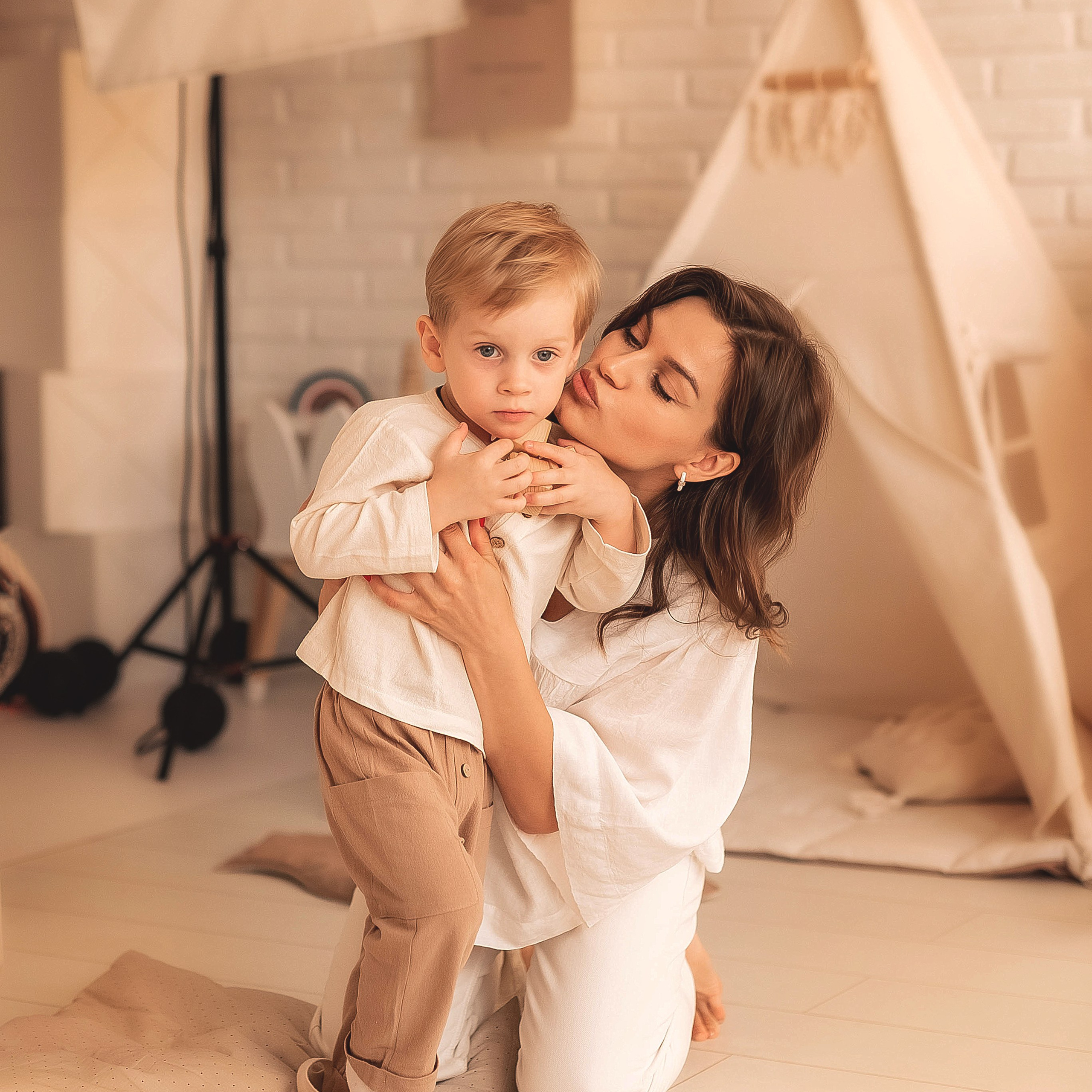 Фотосессия в студии: мама и сын