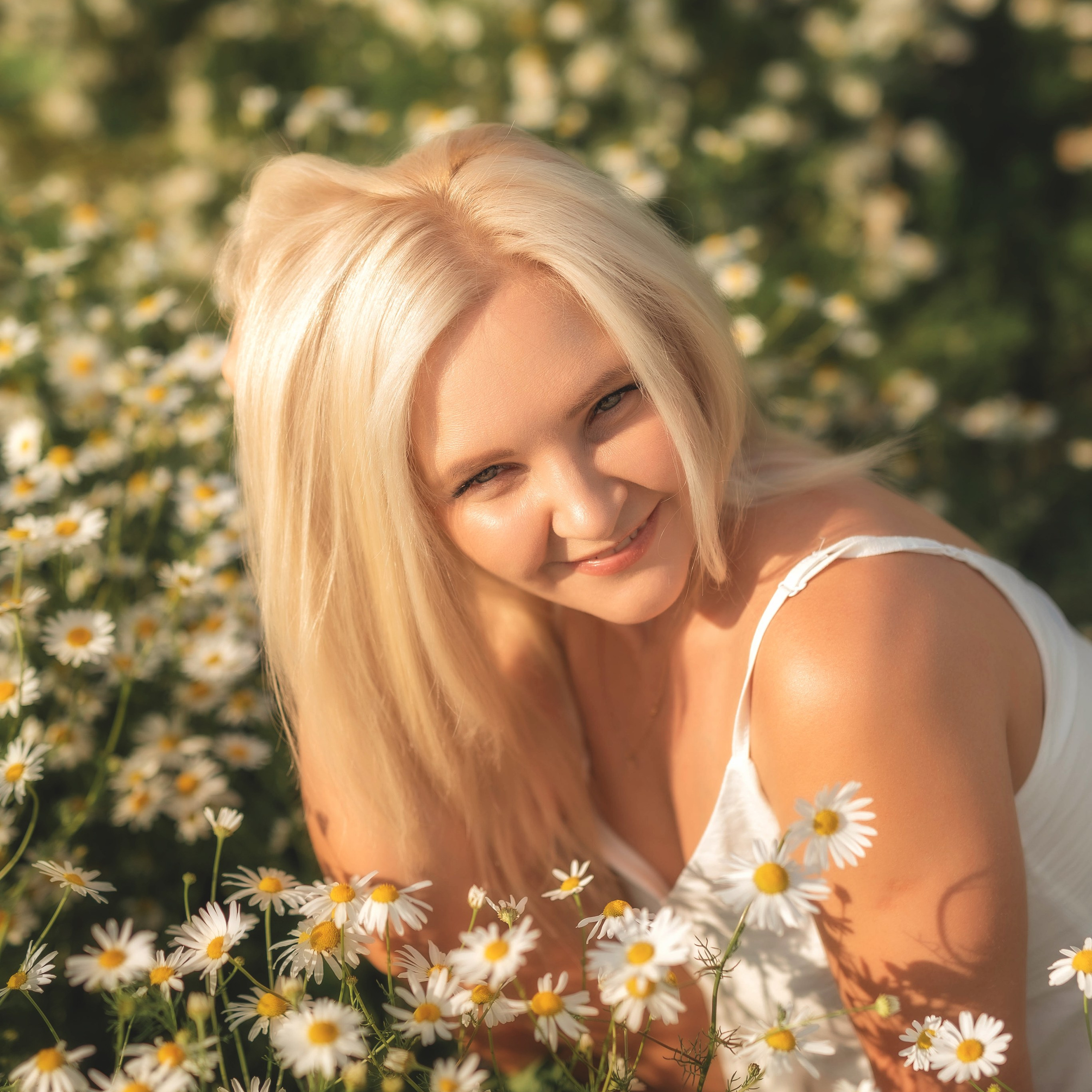 Фотосессия в поле с ромашками