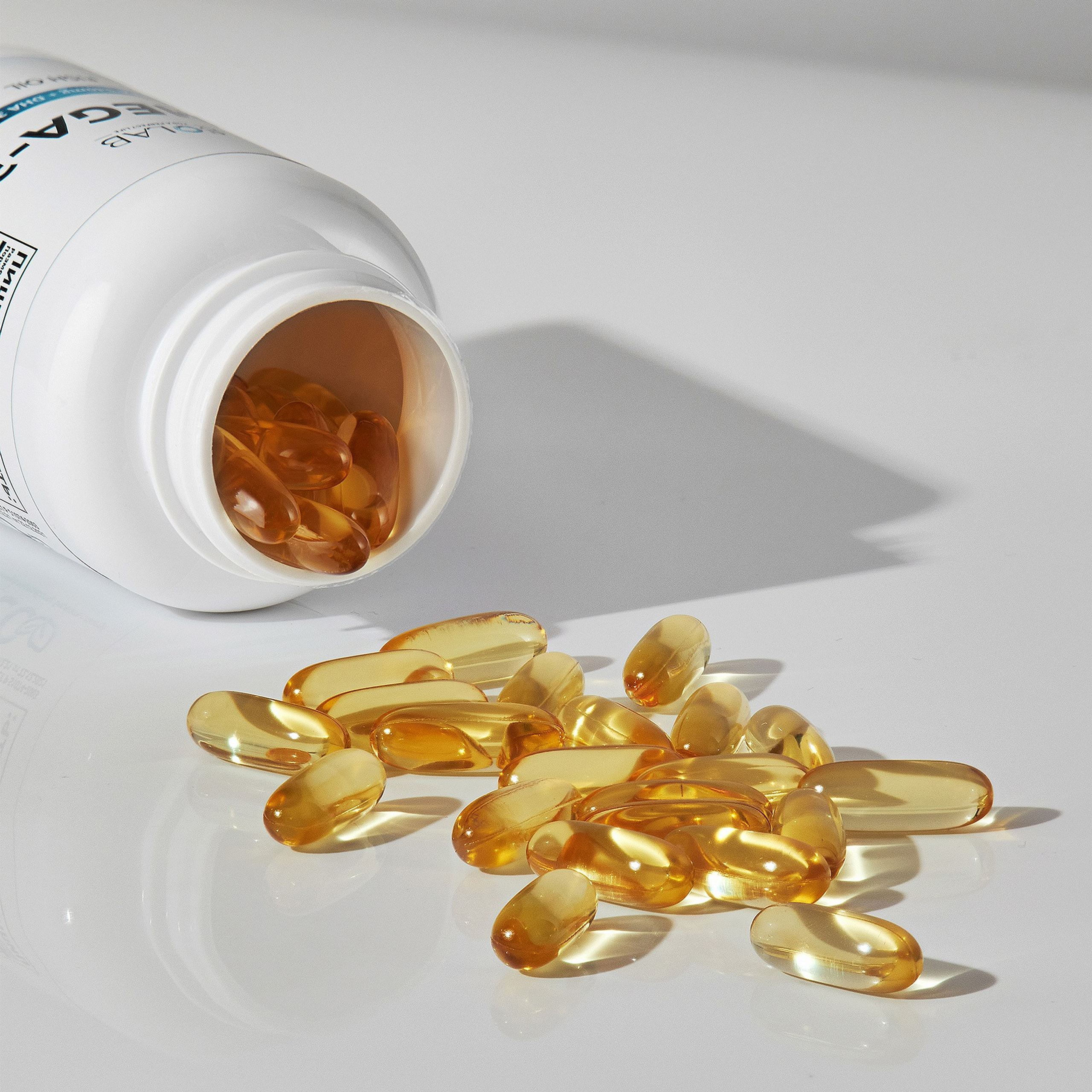 Каталожное фото витаминов в пластиковой банке