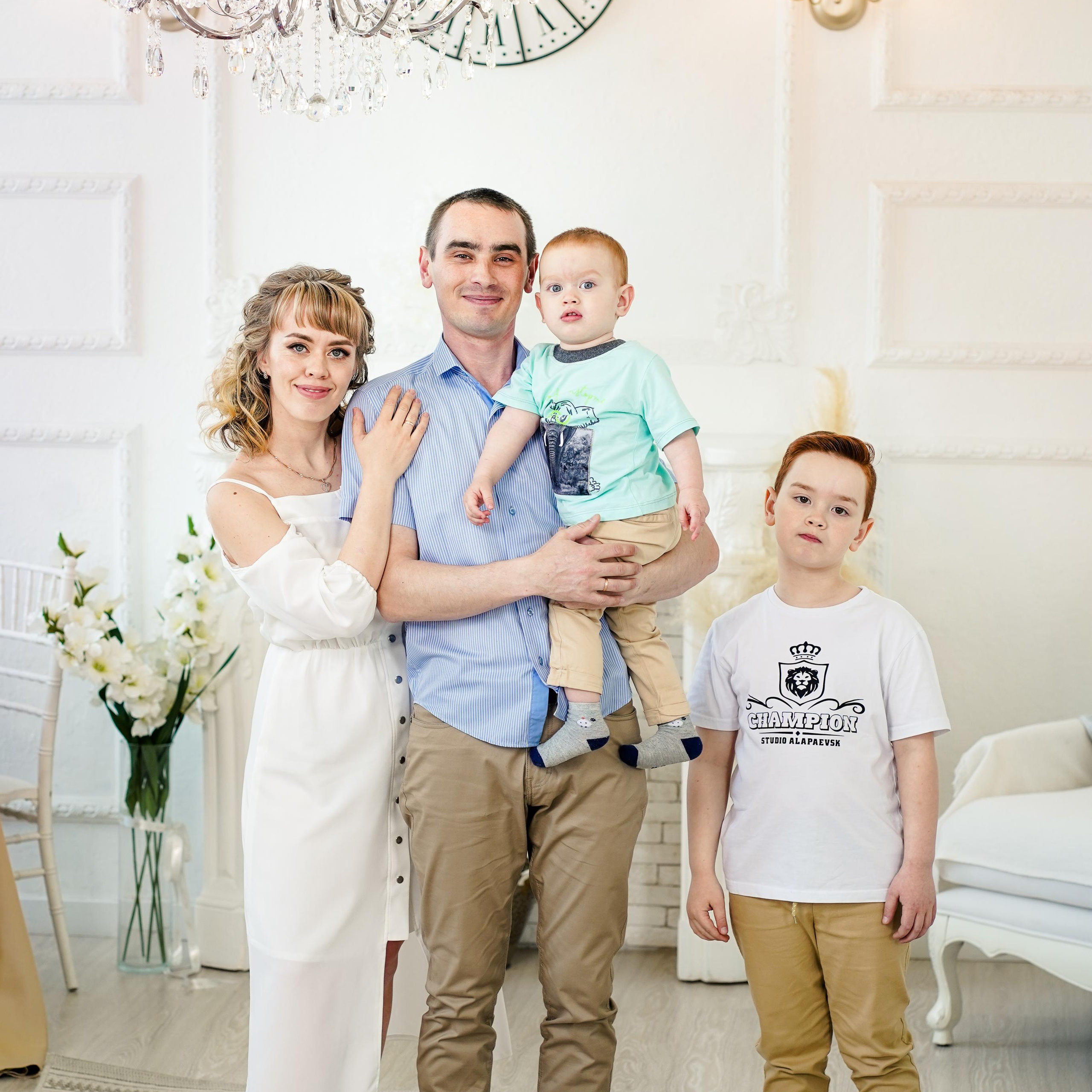 Семья в&nbsp;фотостудии