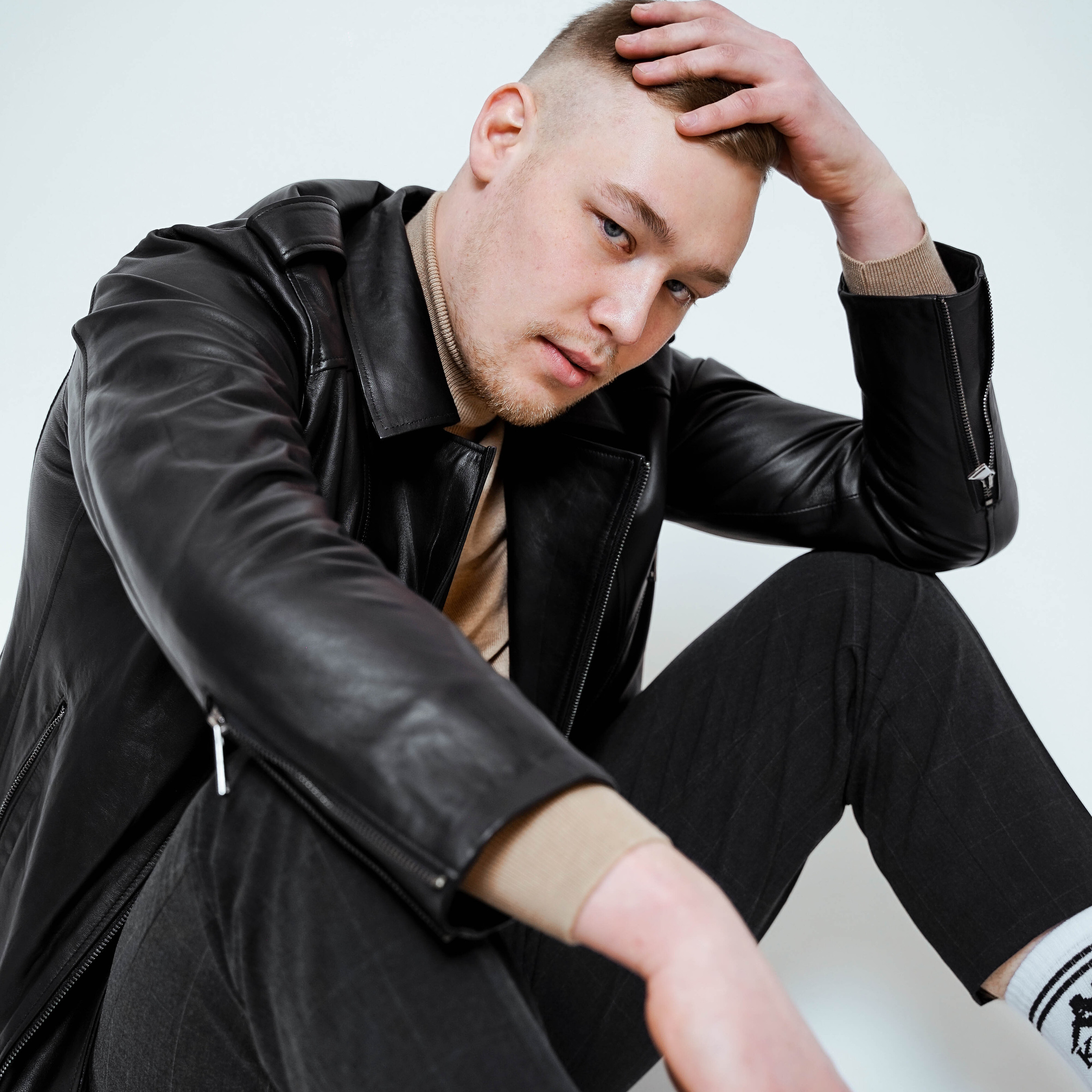 Мужская съемка на циклораме