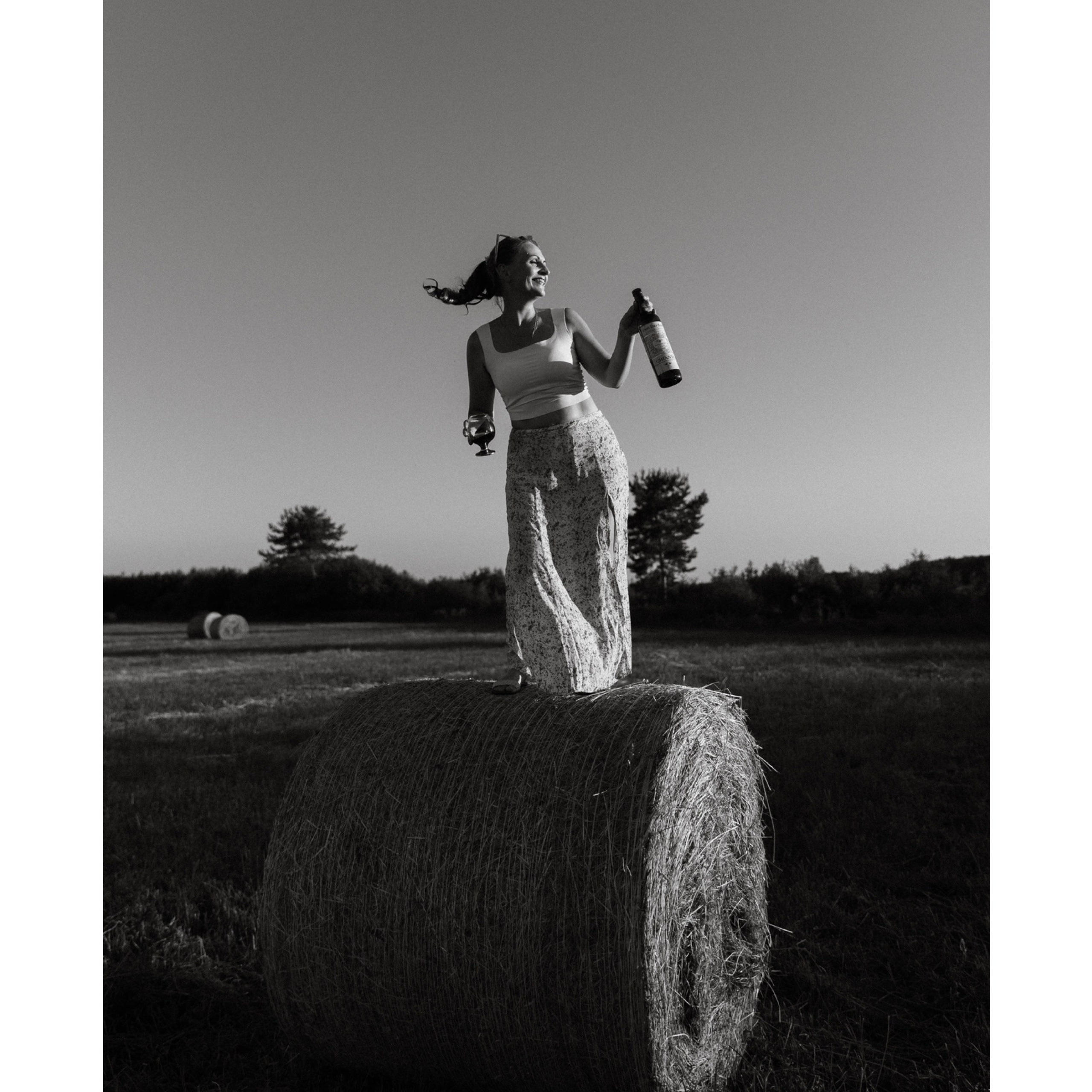 Молодость — это танцевать с бокалом