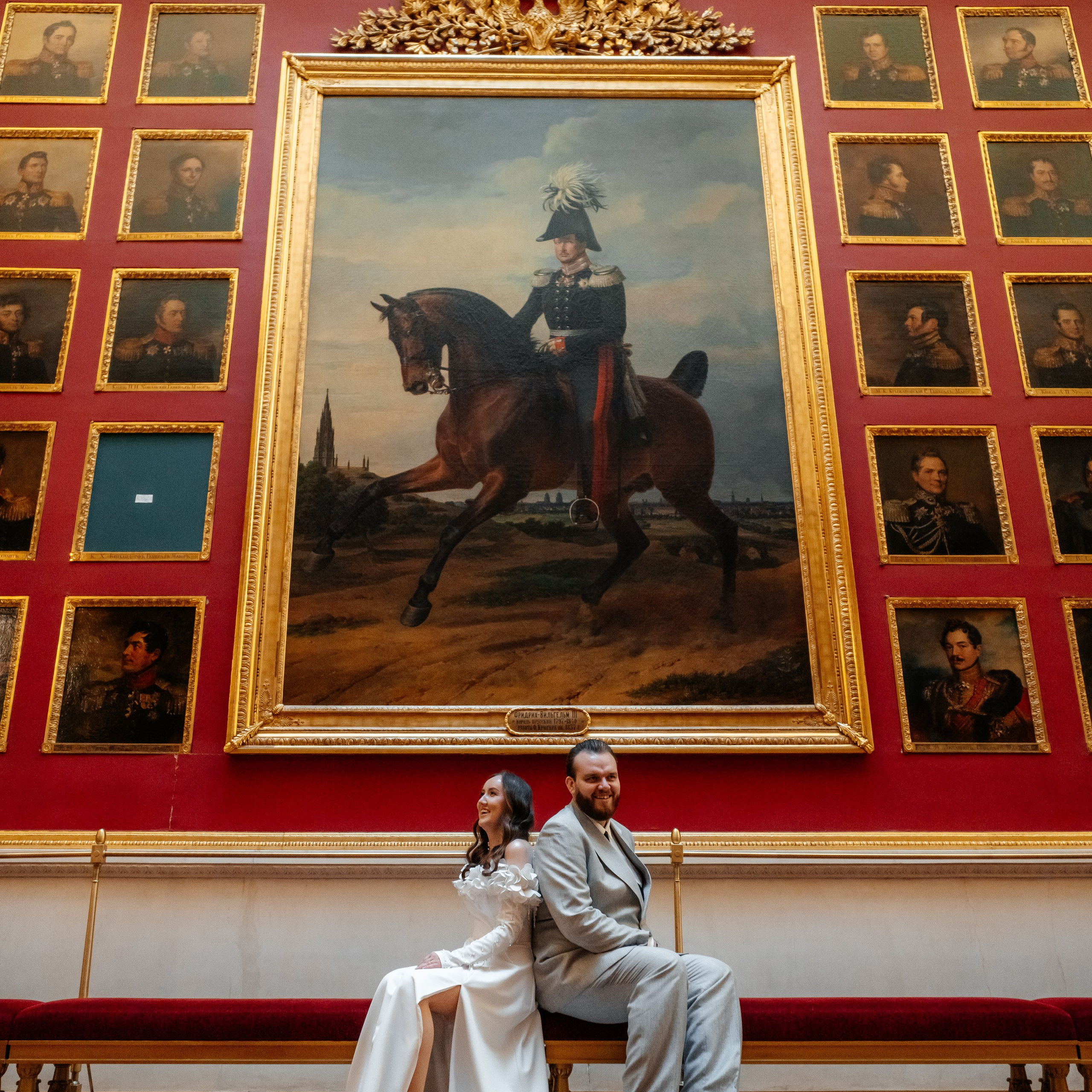 Свадебная фотосессия в Эрмитаже жених и невеста в зале славы