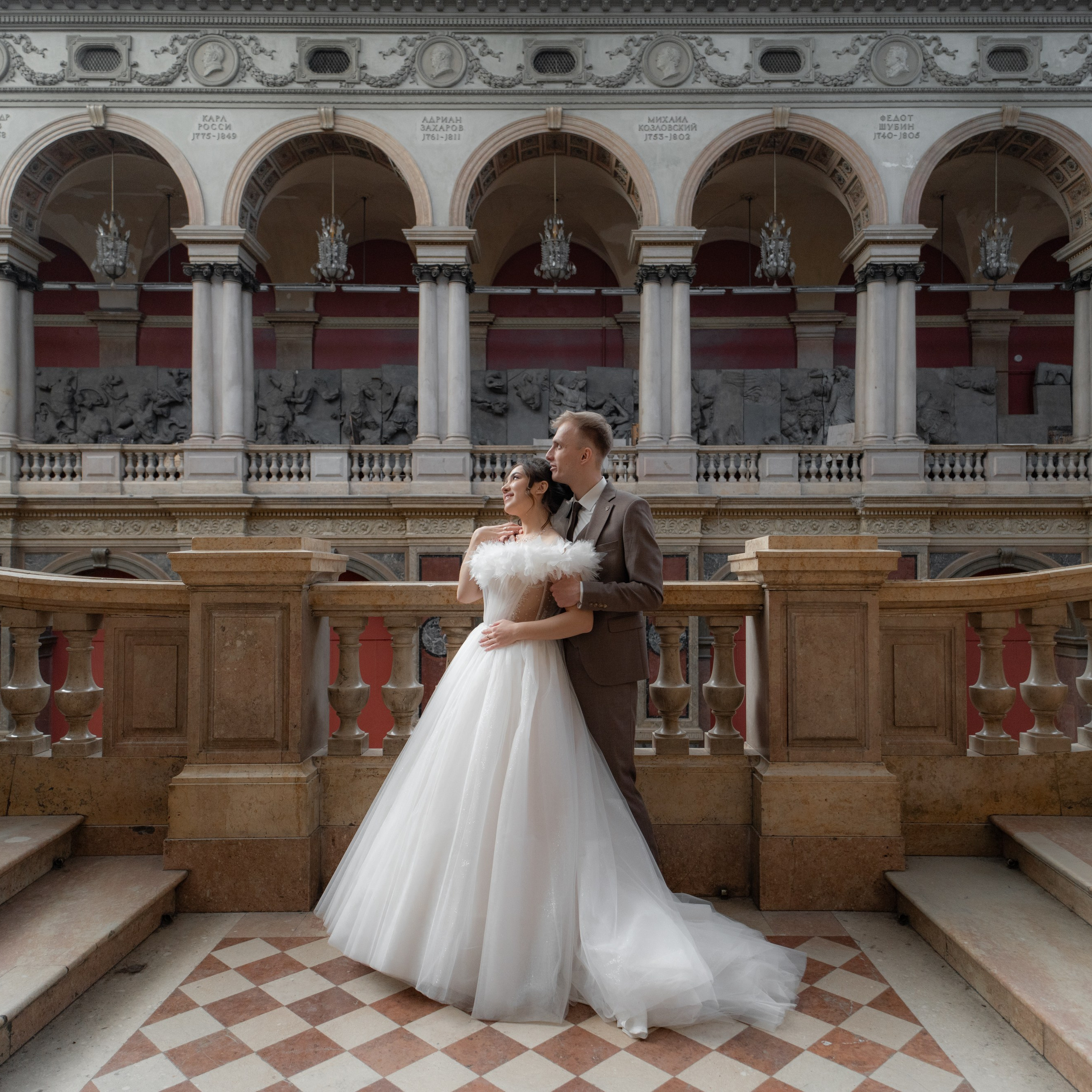 Свадебная фотосессия в академии Штиглица на балконе главной лестницы