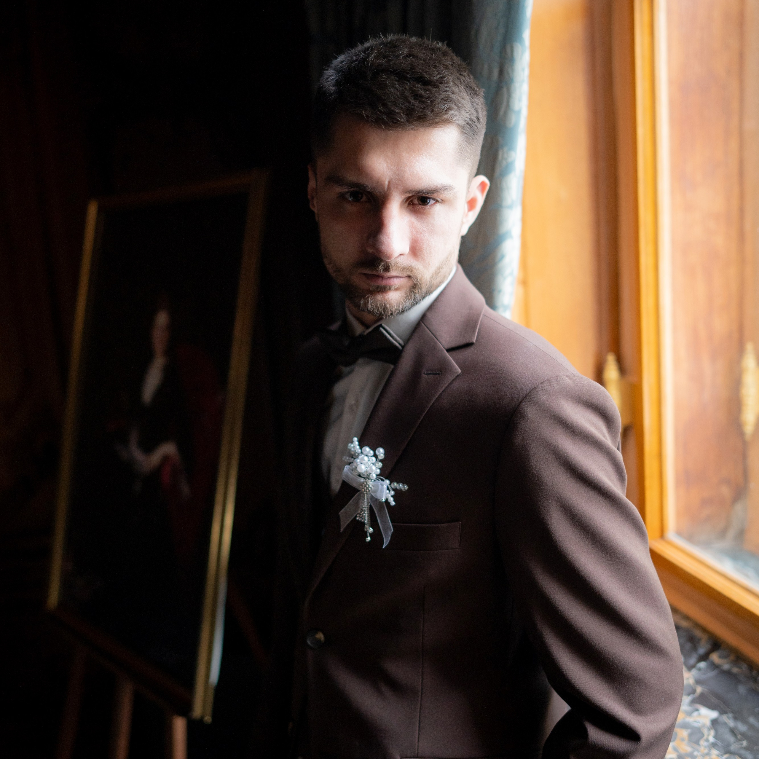 Свадебная фотосессия в особняке Половцева (дом Архитектора) портрет жениха в коричневом костюме