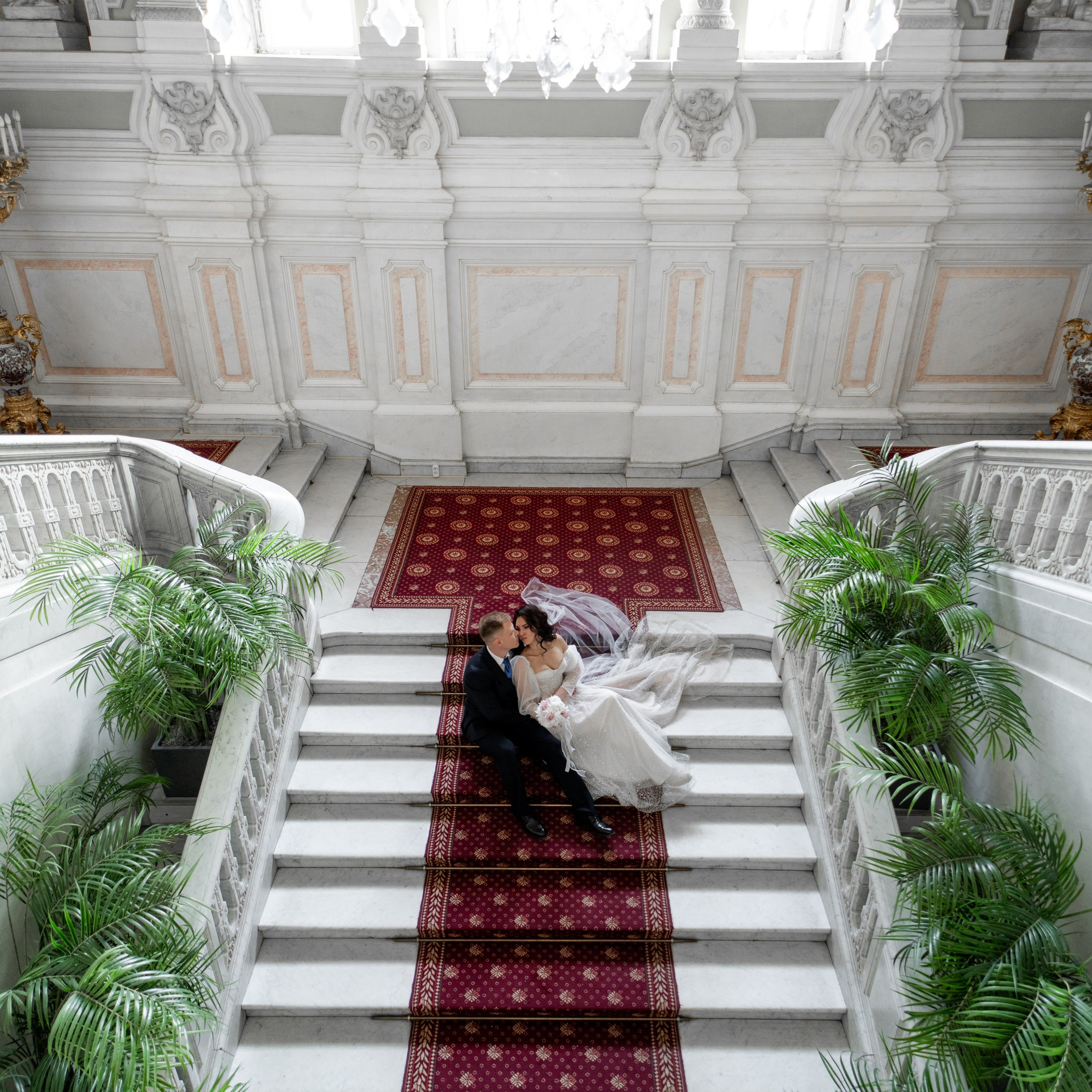 Свадебная фотосессия в Юсуповском дворце на главной лестнице