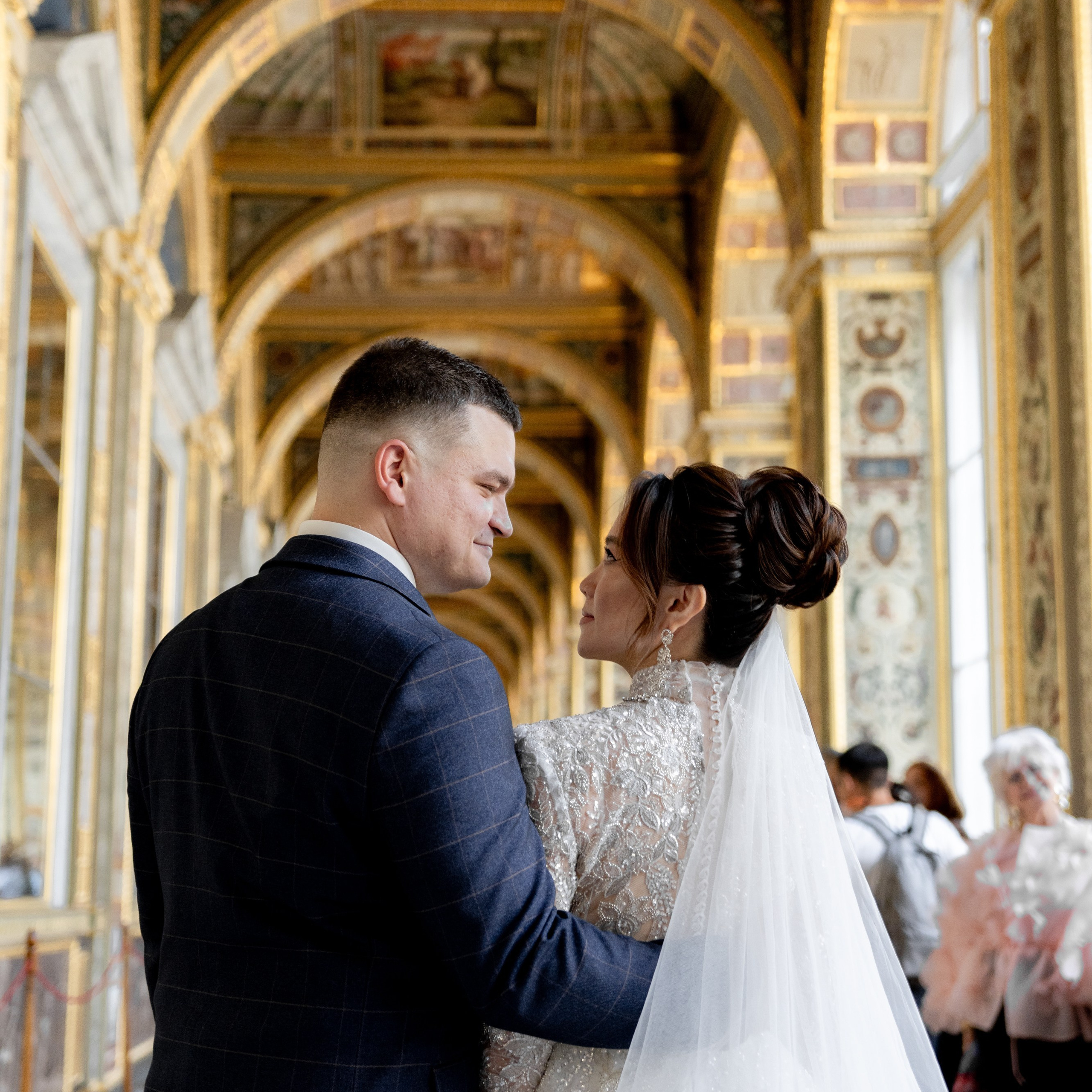 Свадебная фотосессия в Эрмитаже жених и невеста в лоджиях Рафаэля