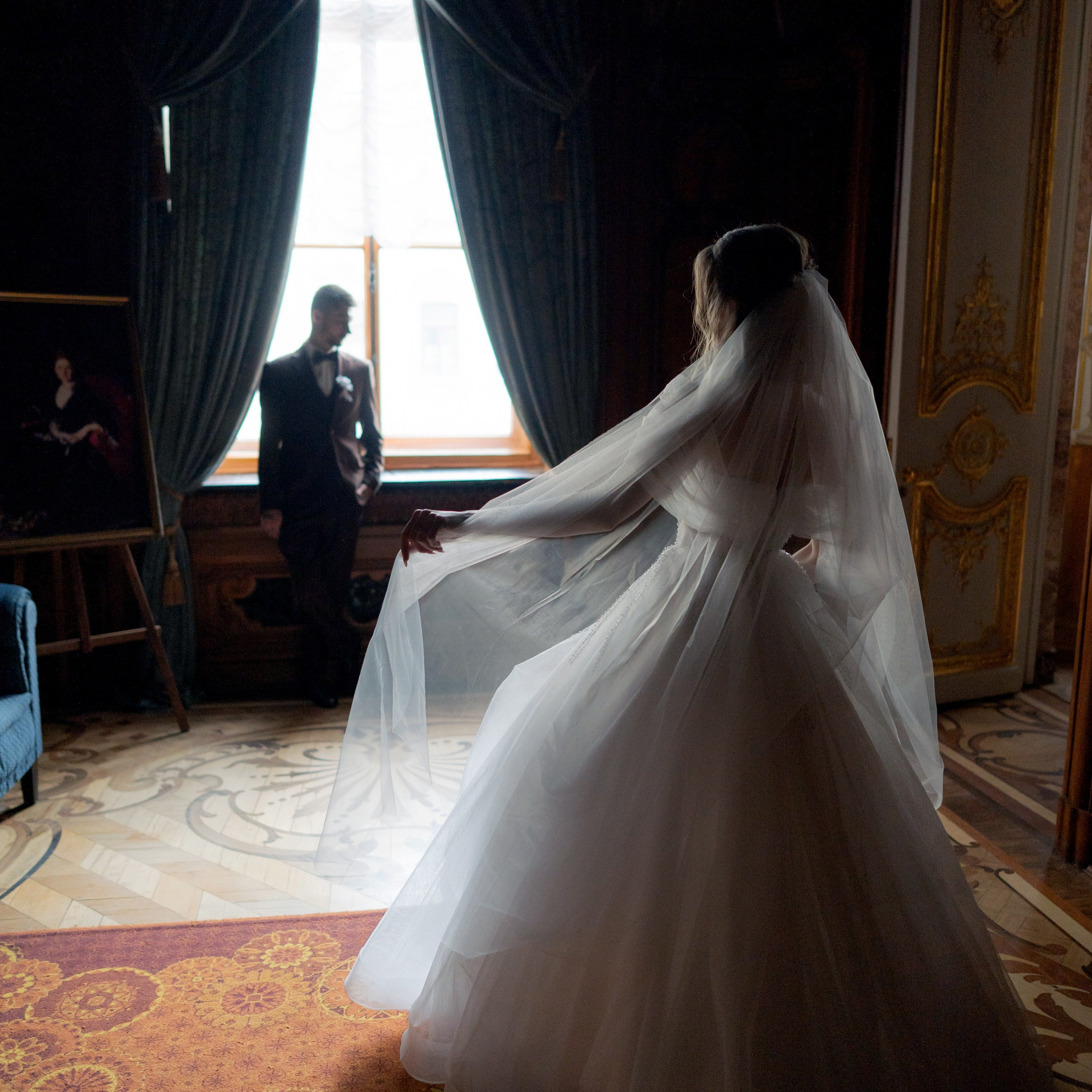 Свадебная фотосессия в особняке Половцева (дом Архитектора) невеста подходит к жениху у окна