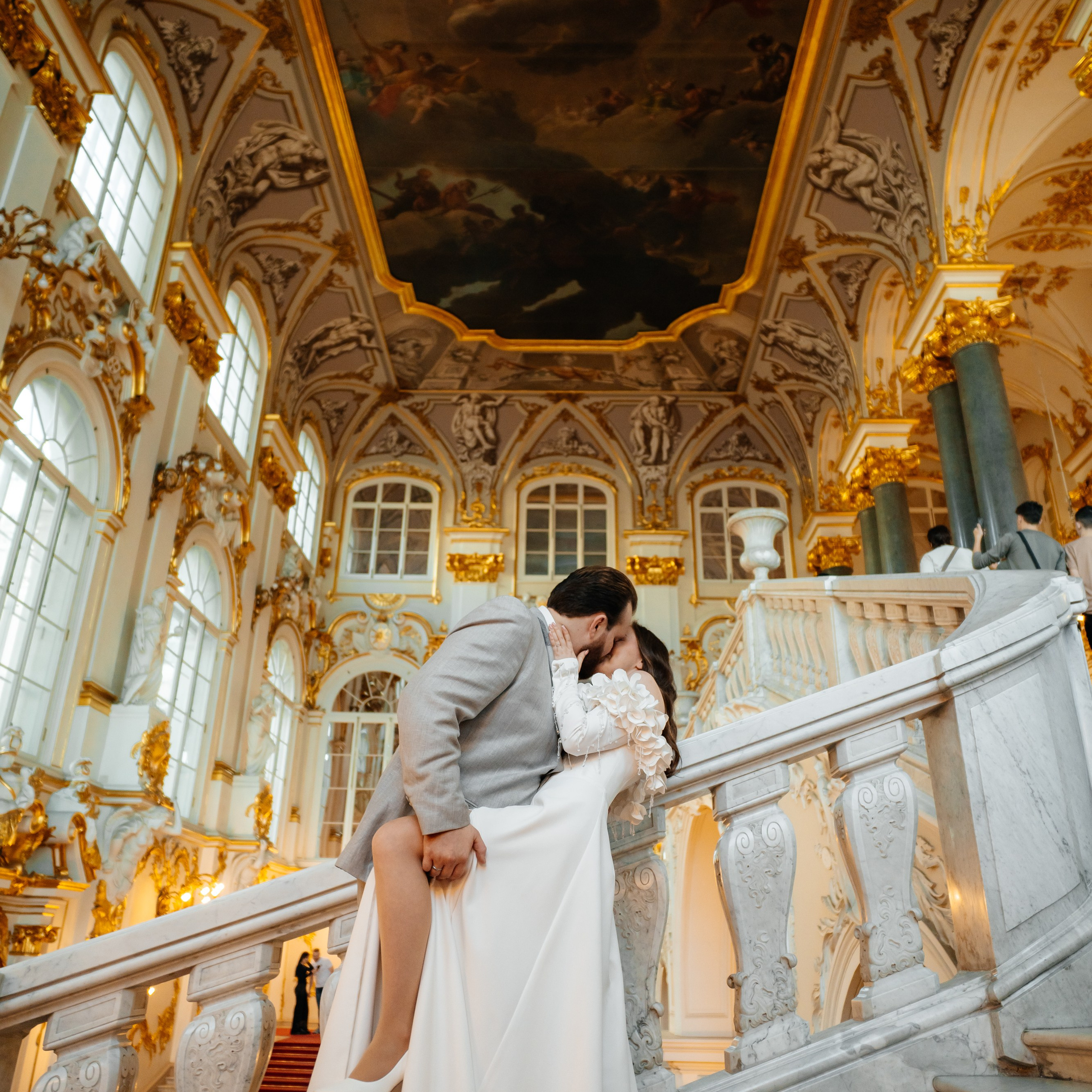 Свадебная фотосессия в Эрмитаже жених и невеста на главной лестнице.