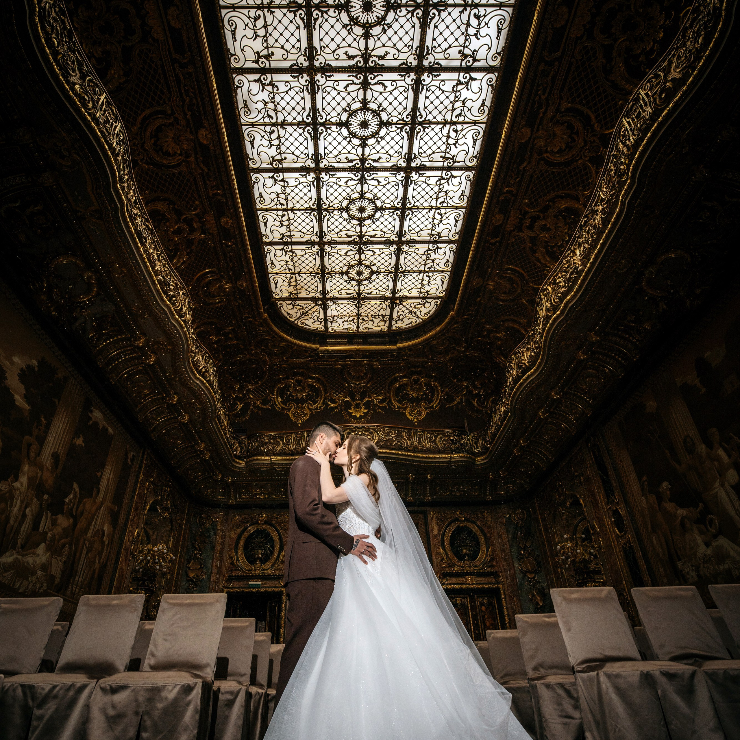 Свадебная фотосессия в особняке Половцева (дом Архитектора) невеста и жених позируют в красивом зале театра