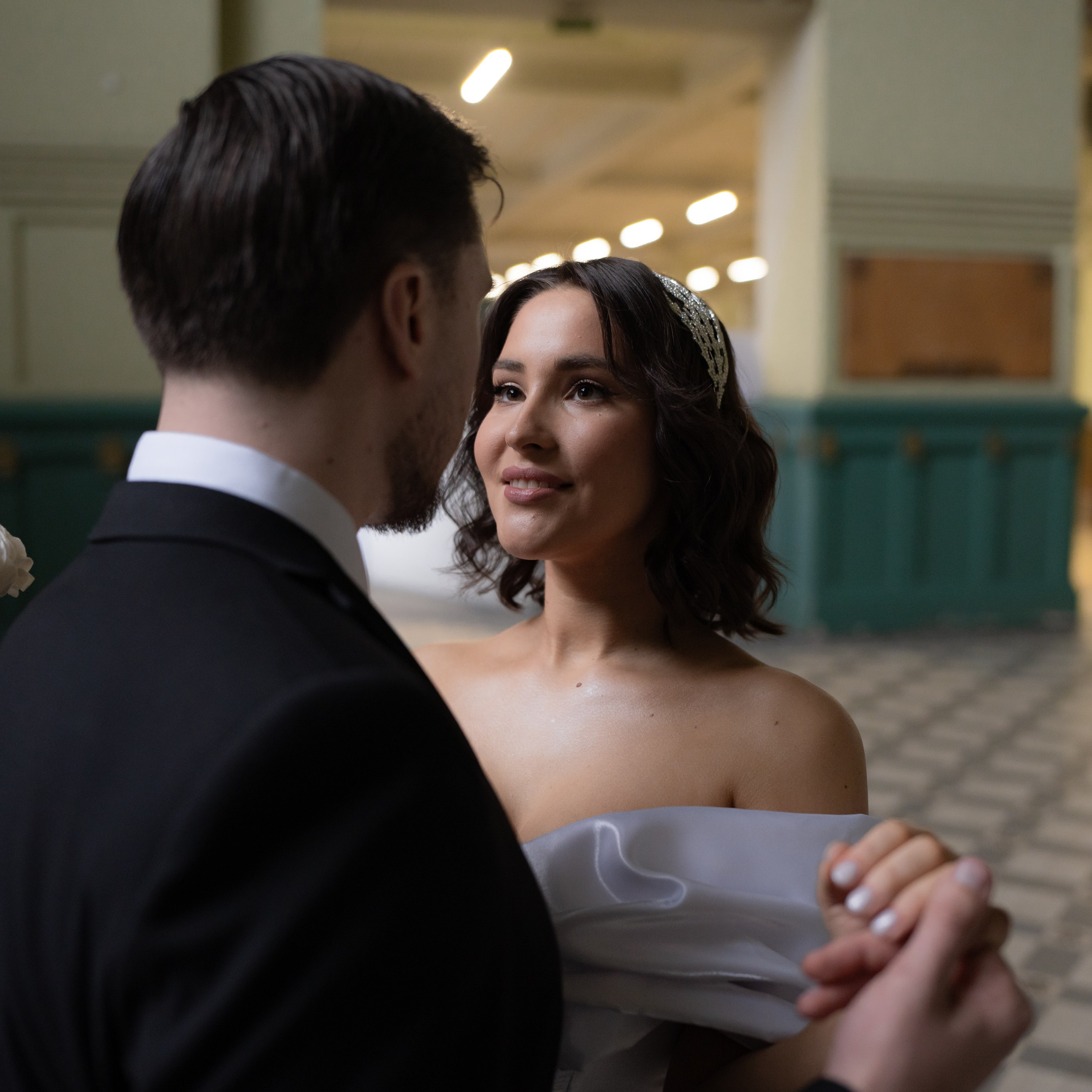Свадебная фотосессия на Витебском вокзале, Исаакиевской площади, роспись во дворце № 1 и небольшой банке.