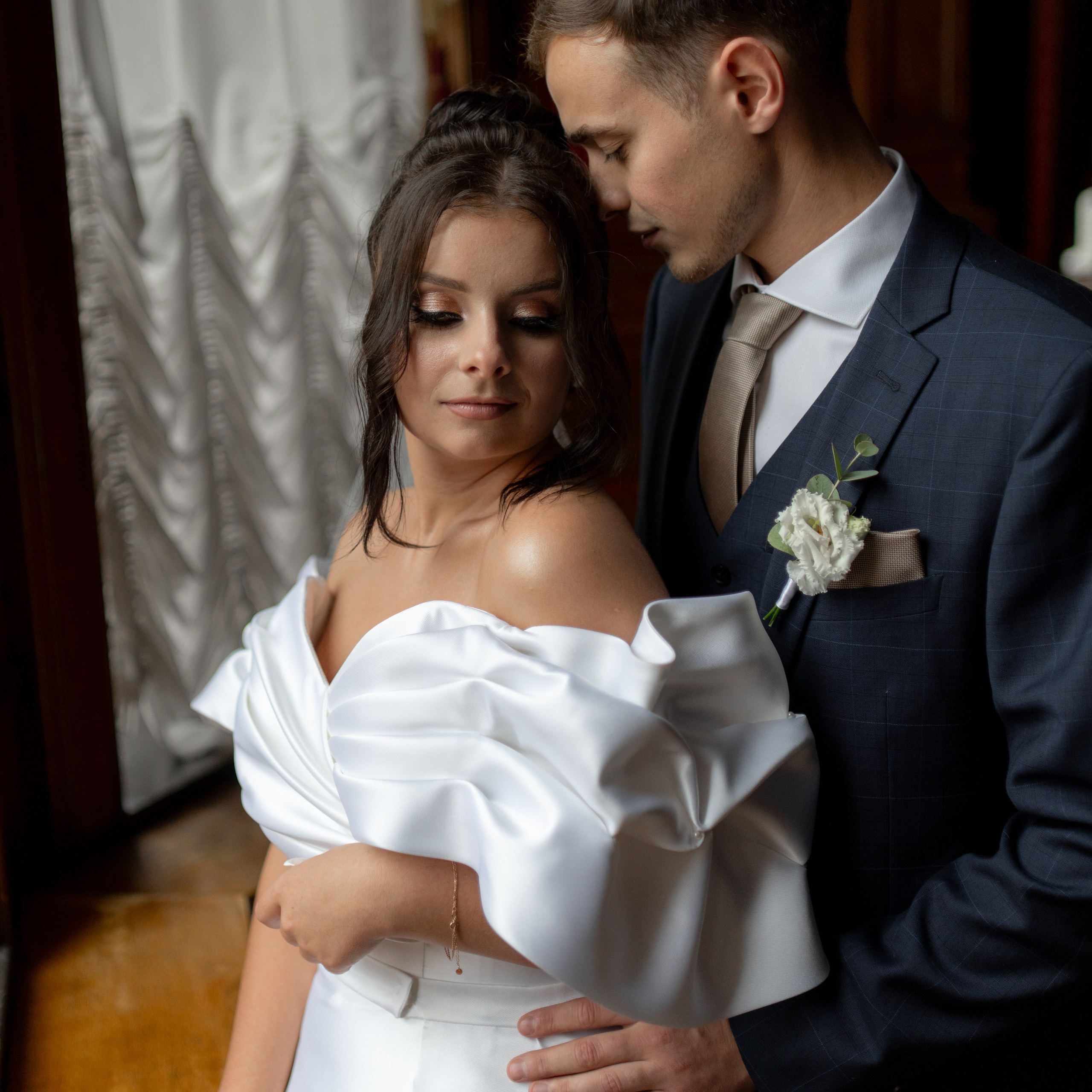 Сборы в отеле Индиго, съемка в Академии художеств, роспись во дворце бракосочетания№ 2 и банкет Нева Холл.