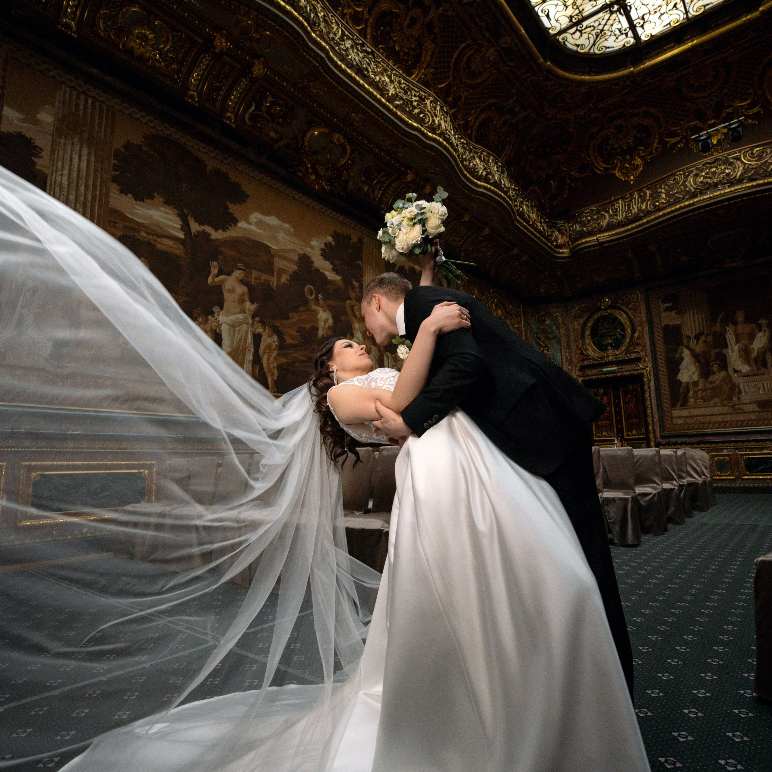 Свадебная фотосессия в особняке Половцева (дом Архитектора) невеста и жених танцуют в большом зале театра