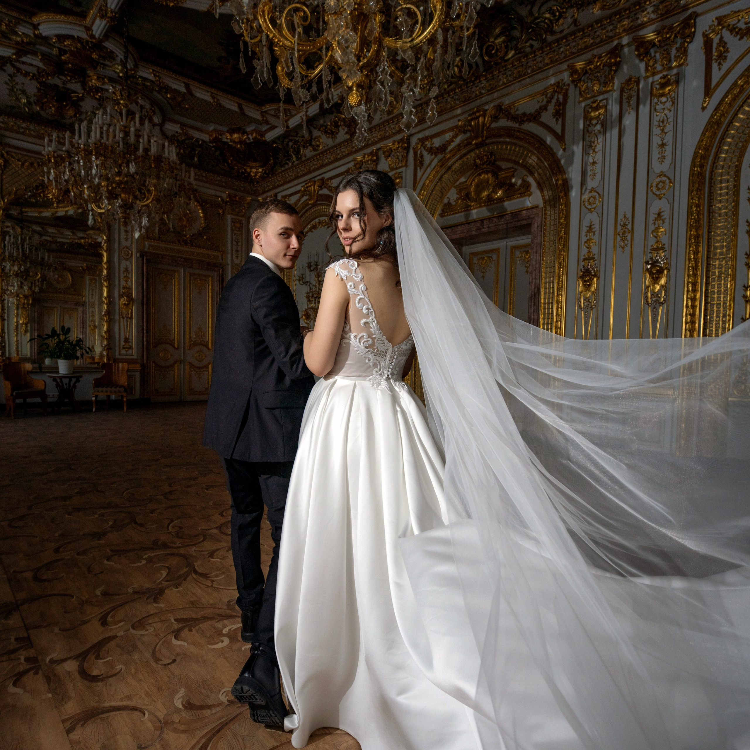 Свадебная фотосессия в особняке Половцева (дом Архитектора) невеста и жених  в большом зале с золотыми люстрами на широкоугольный объектив