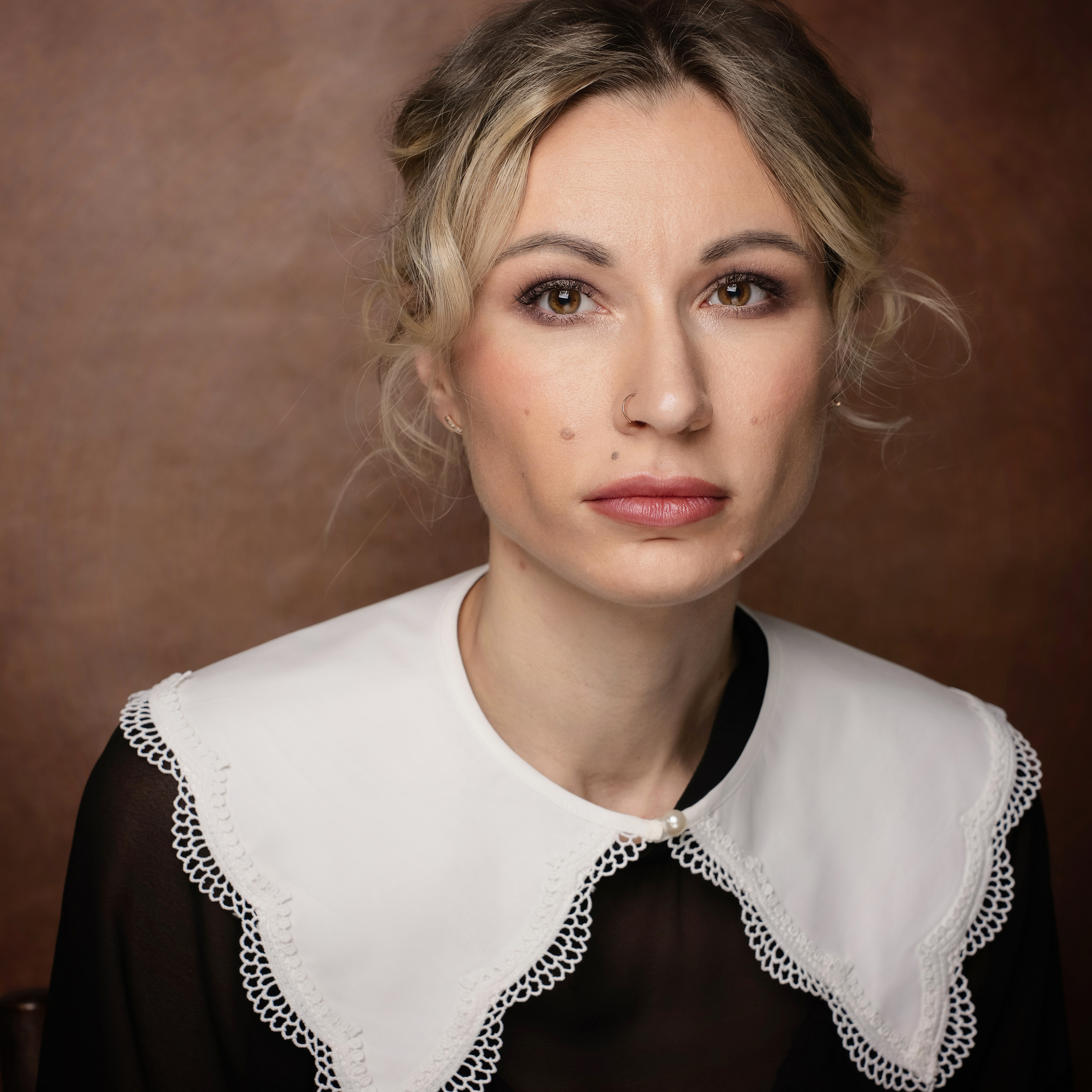 Фотопроект посвящен женщинам, кто ждет своих мужей, братьев, близких с фронта.  Через портрет и фотографию стремилась передать силу женщины, как берегини. Ее веру и надежду, что все скоро закончится и он вернется домой.  Фотопроект вдохновлен образом Валентины Серовой из кинофильма "Жди меня", Фильм про любовь и верность, про силу духа главной героини и непоколебимую веру в то, что она дождется любимого.