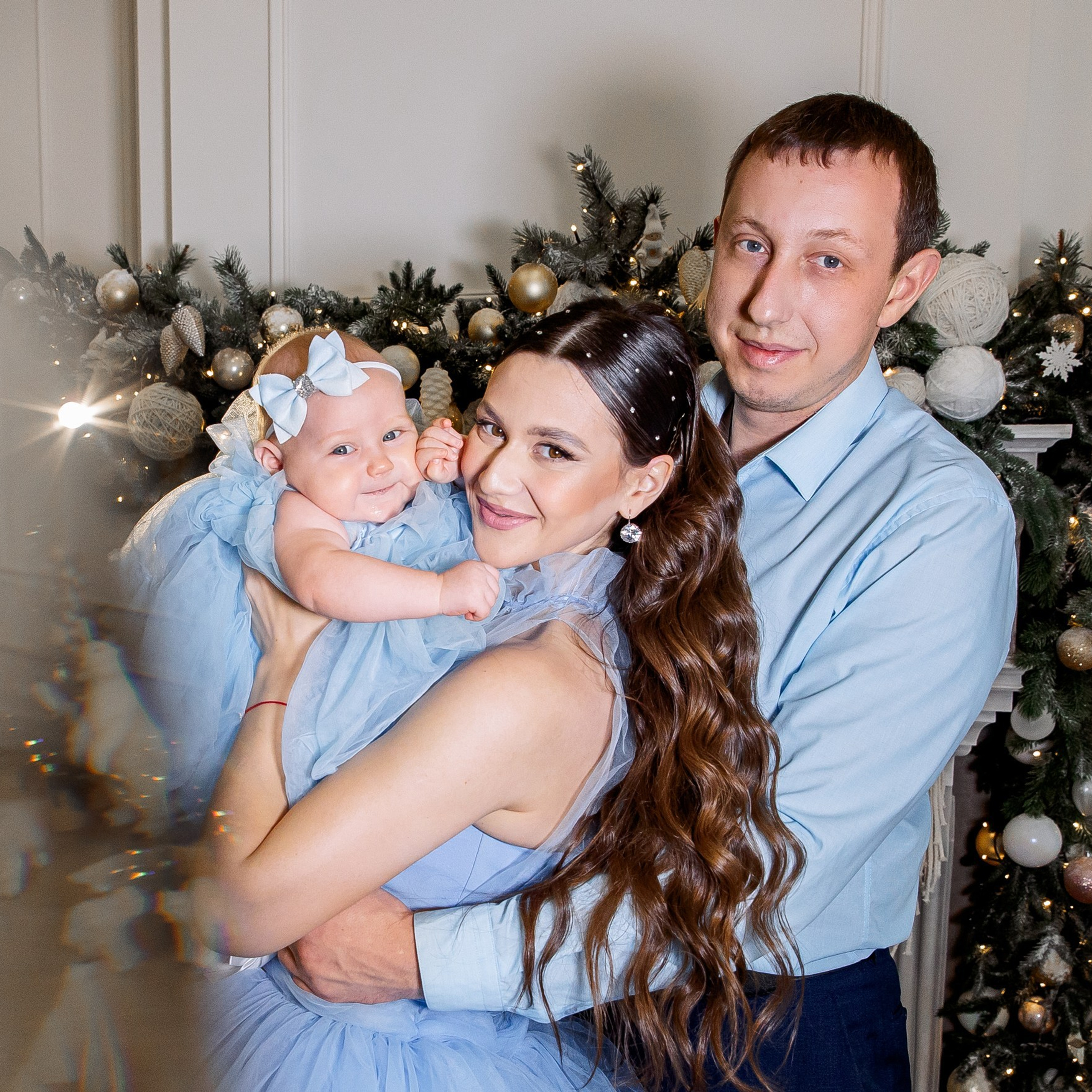 Вика с мужем и дочкой