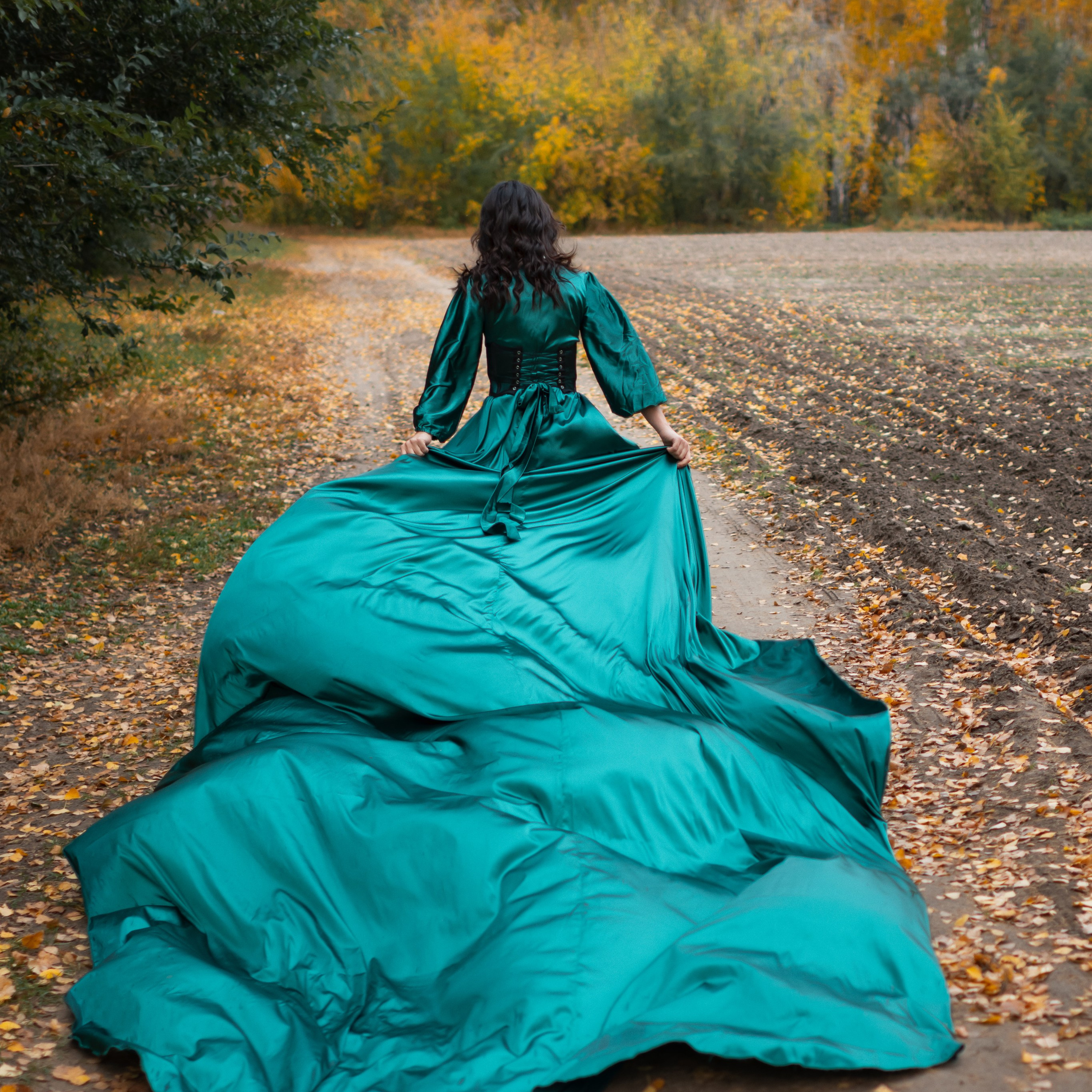 Татьяна, осенняя в платье с шлейфом