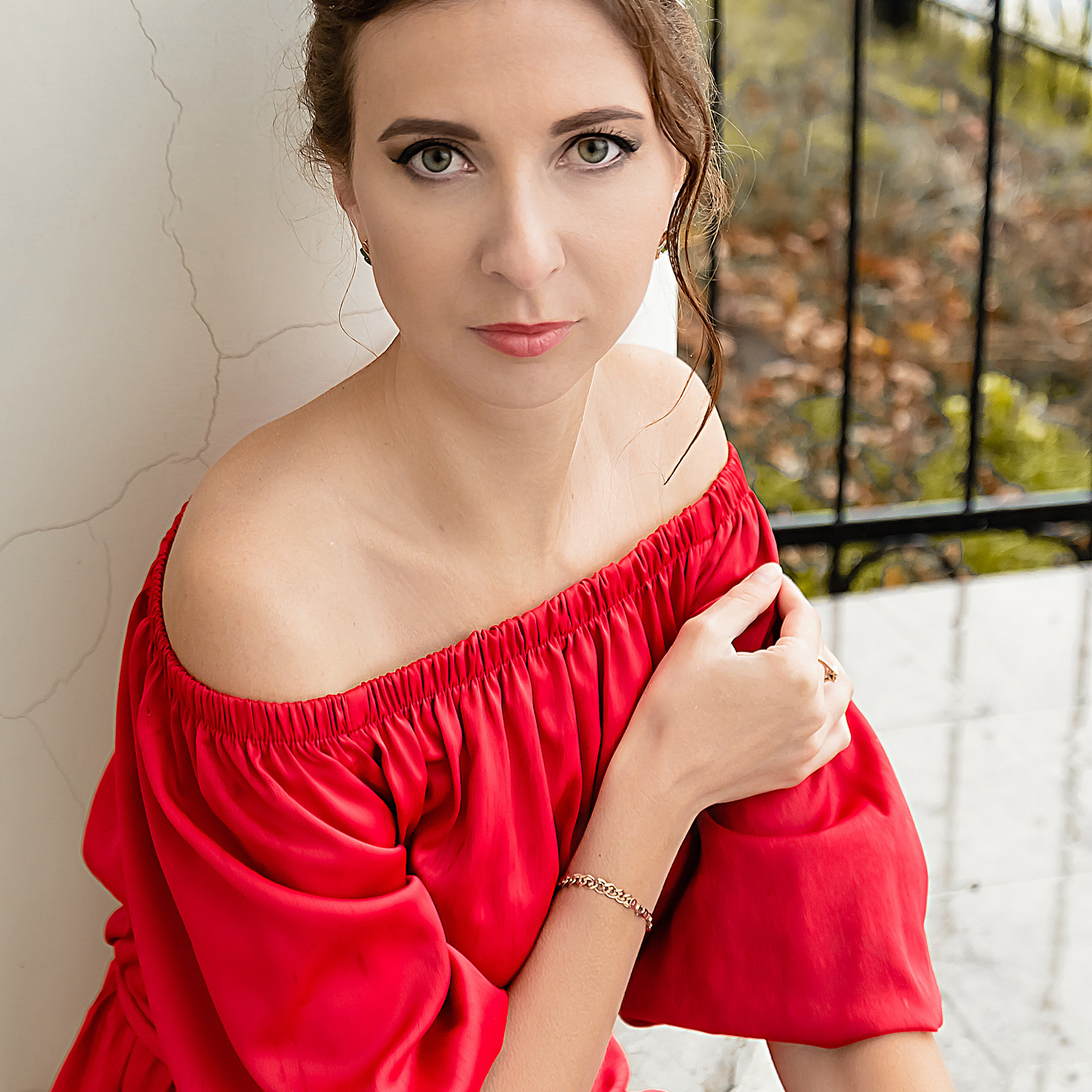 Надежда в красном платье