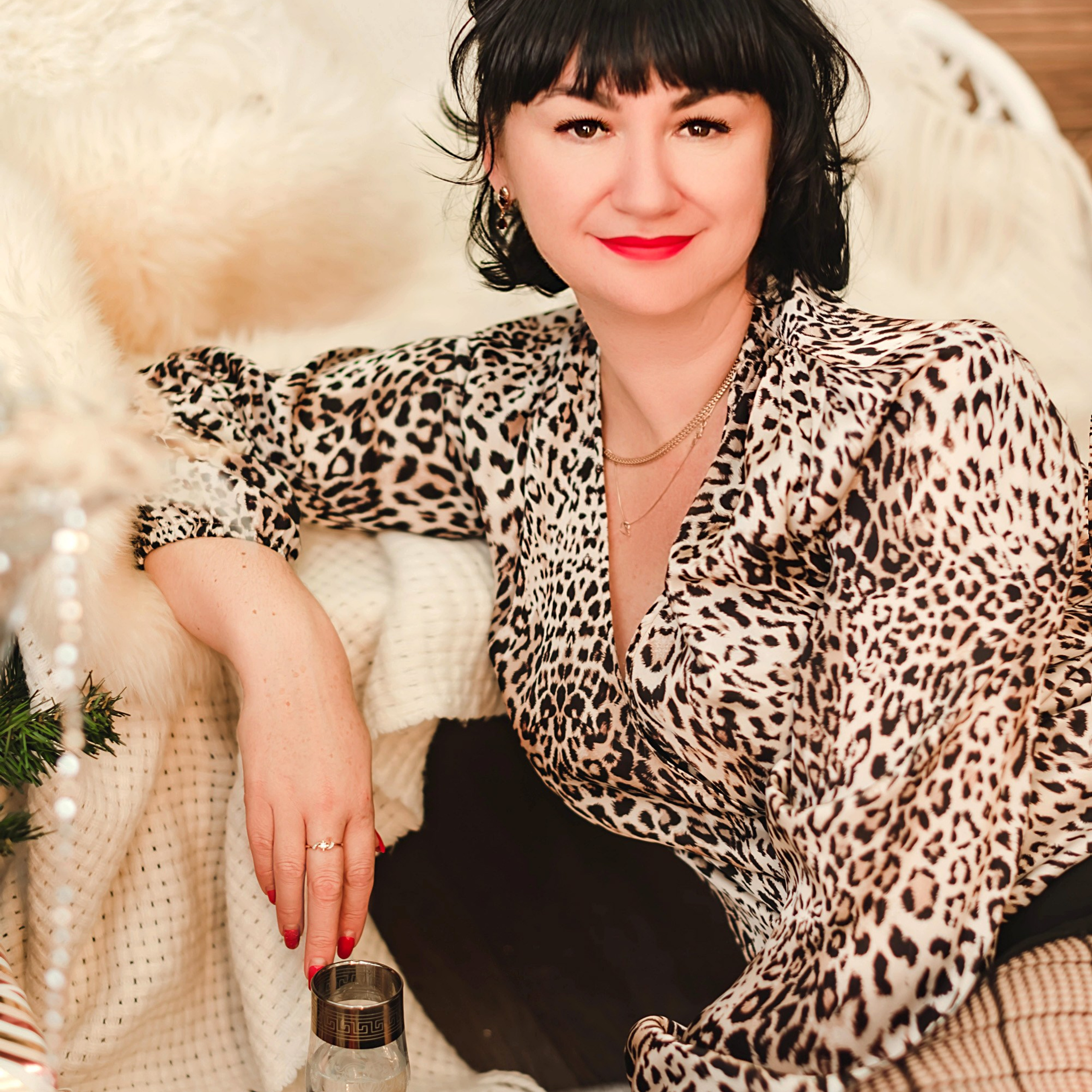 На фото женщина с фужером.