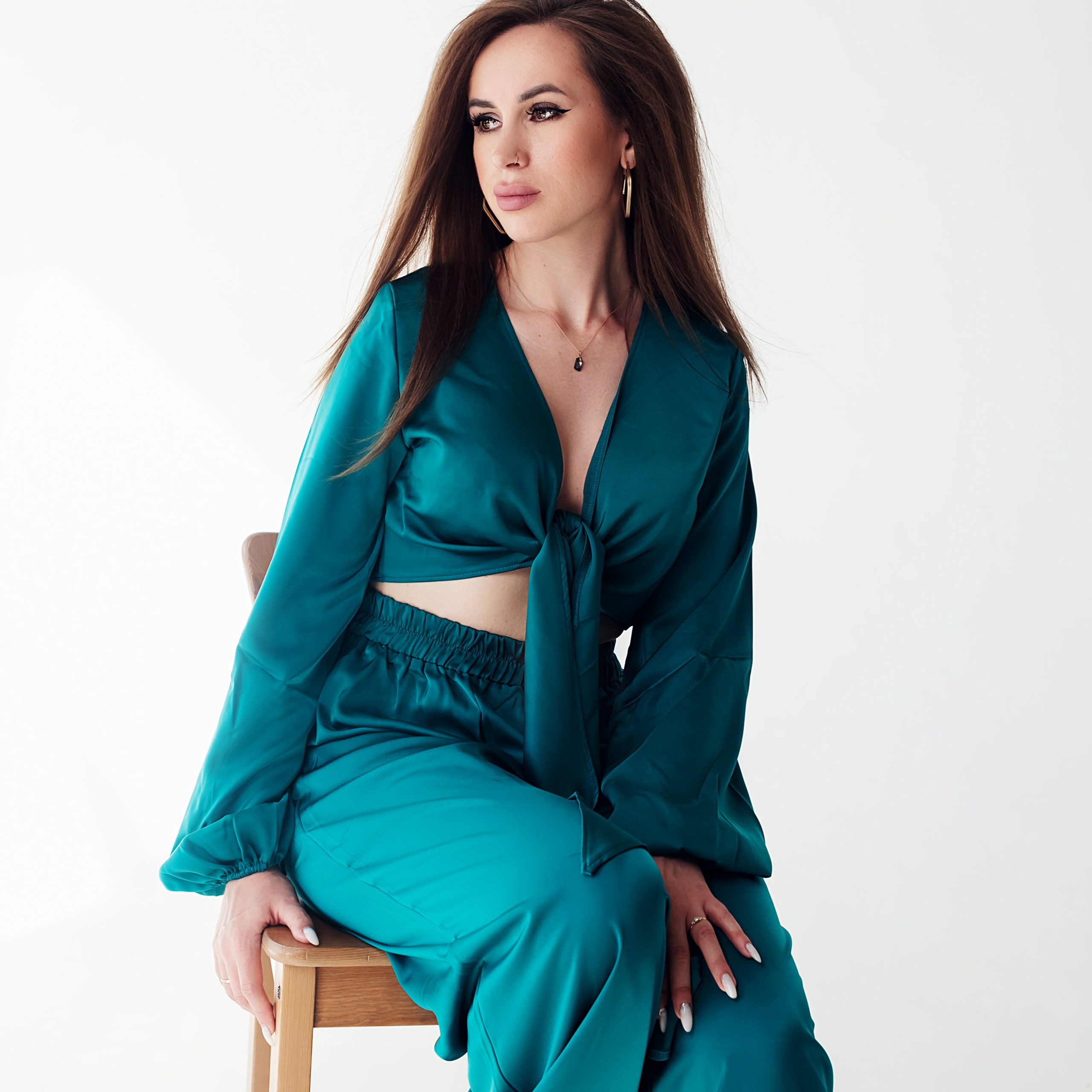 Девушка в изумрудном…