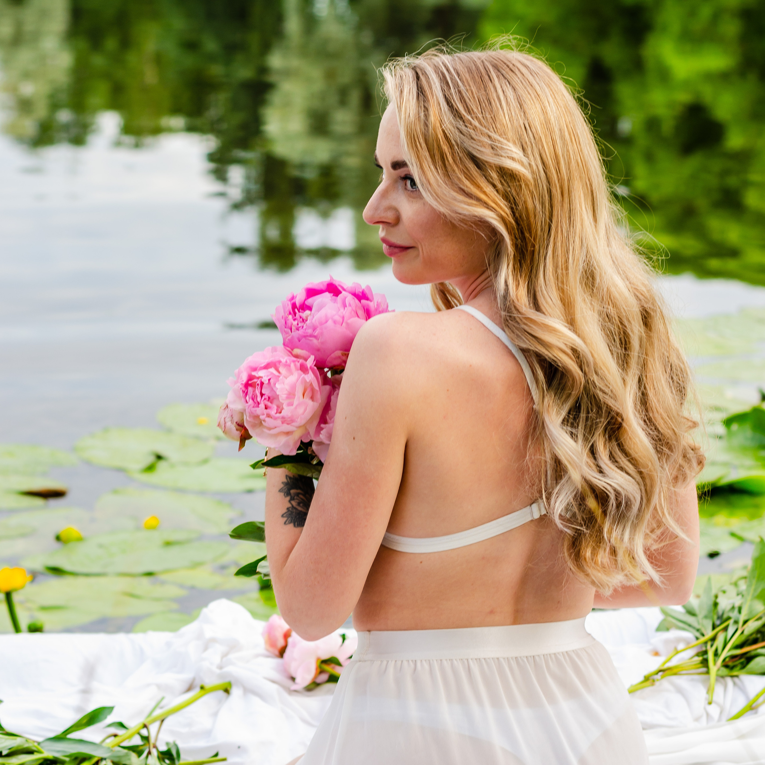 Вера съемка на матрасе