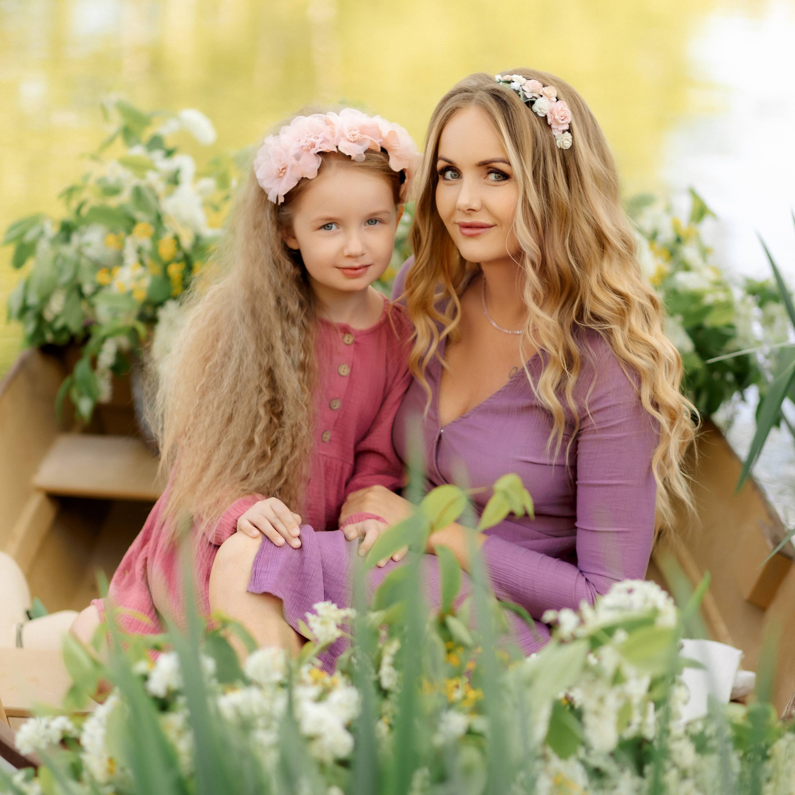 Мама и дочка в цветочной лодке