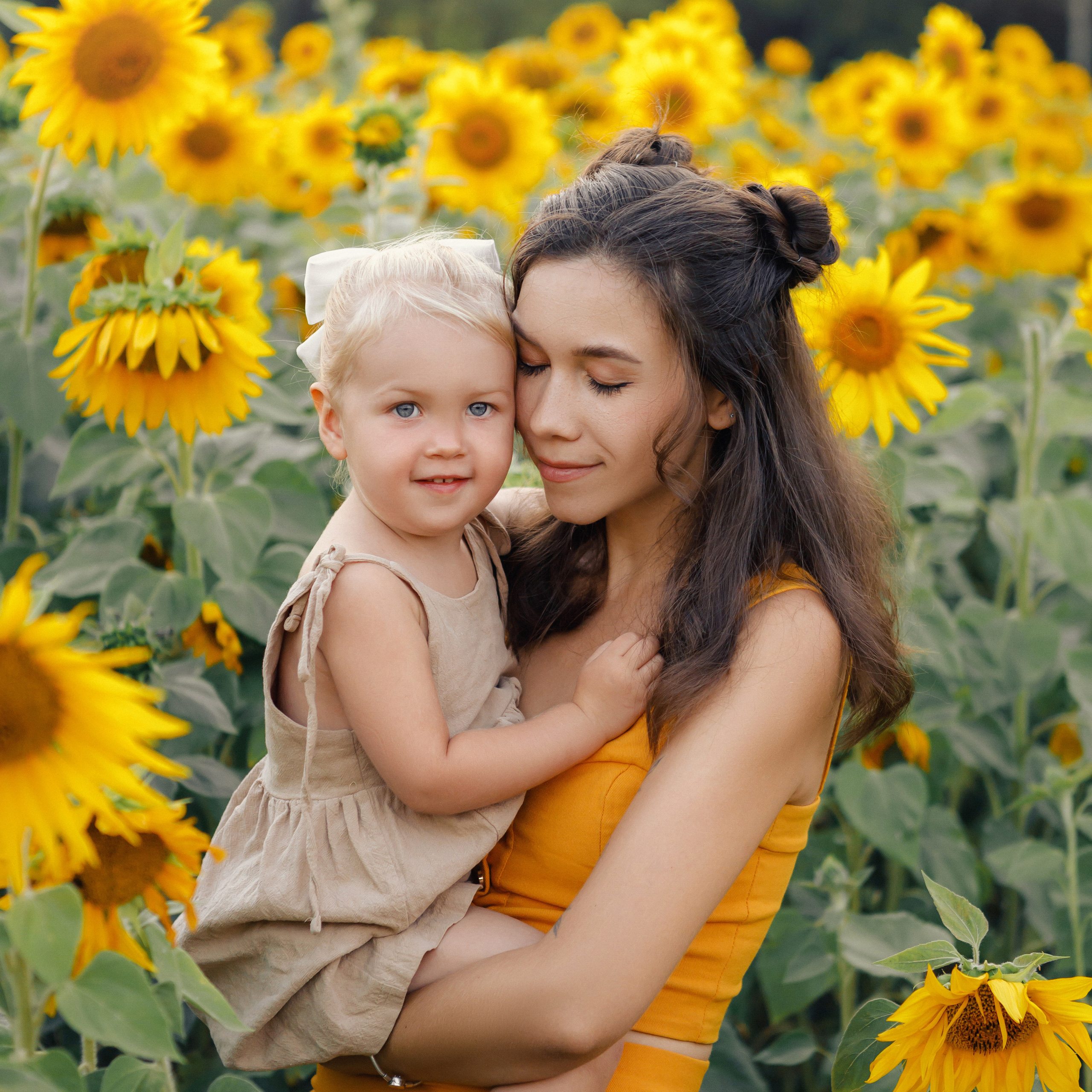 Мама и дочка в подсолнухах