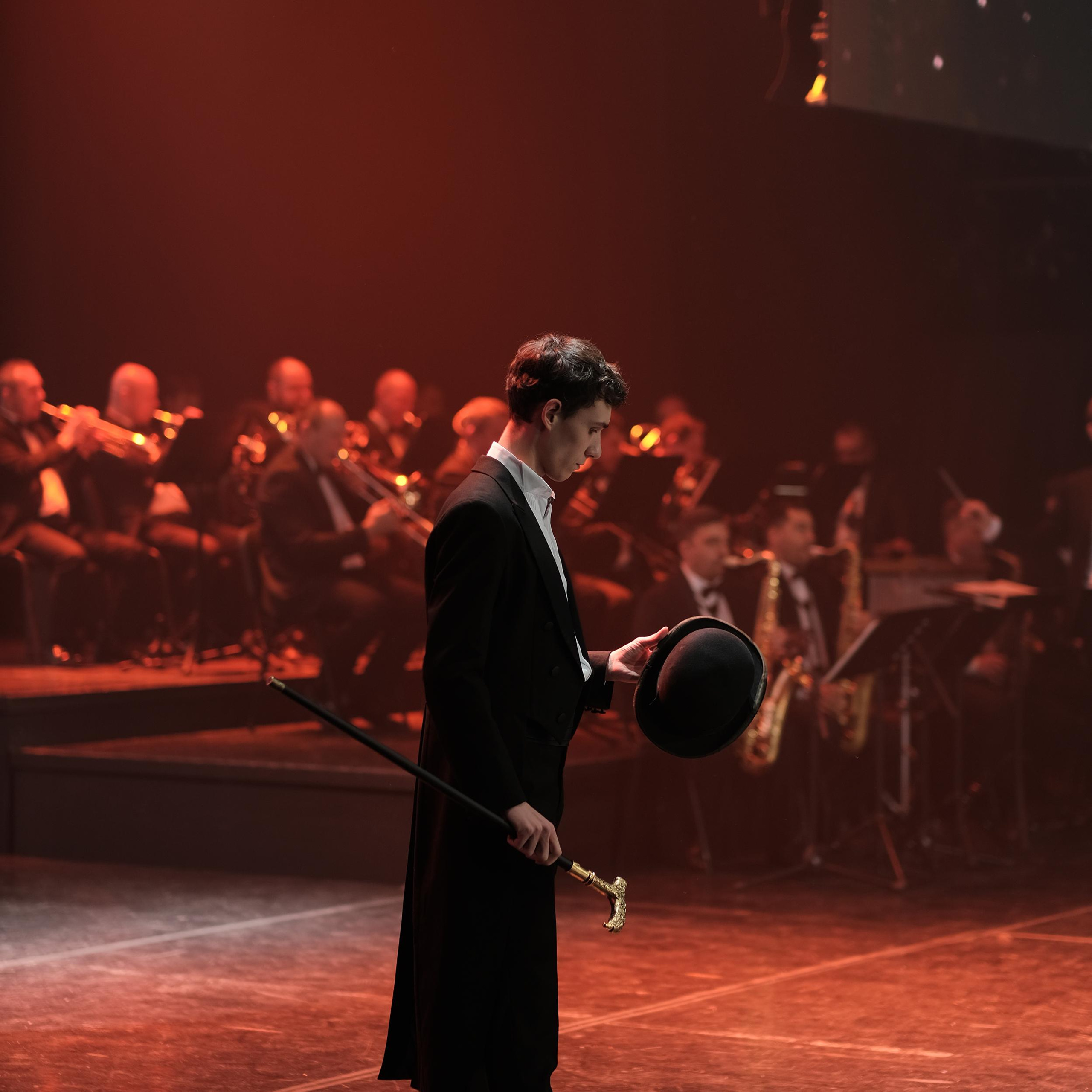 За кулисами