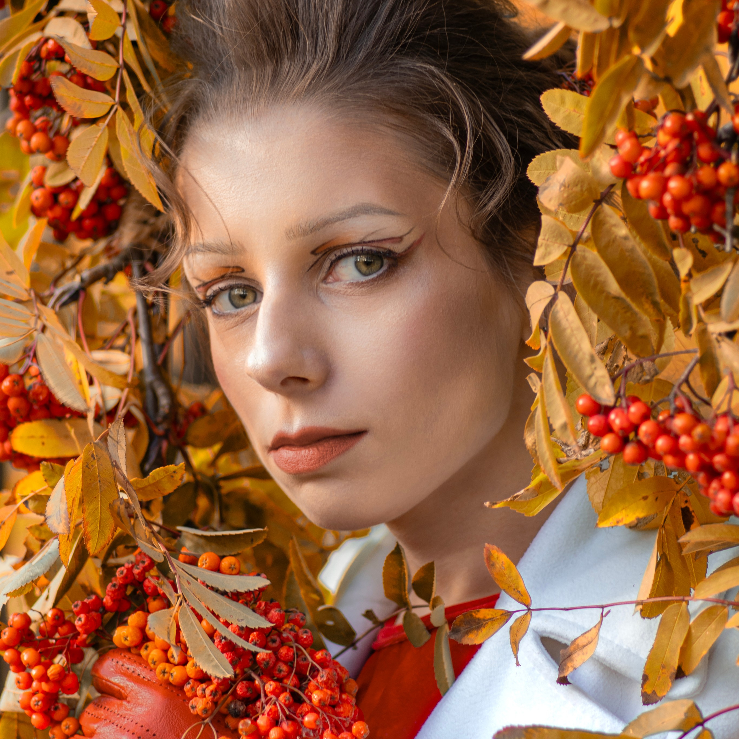 Лена с рябиной